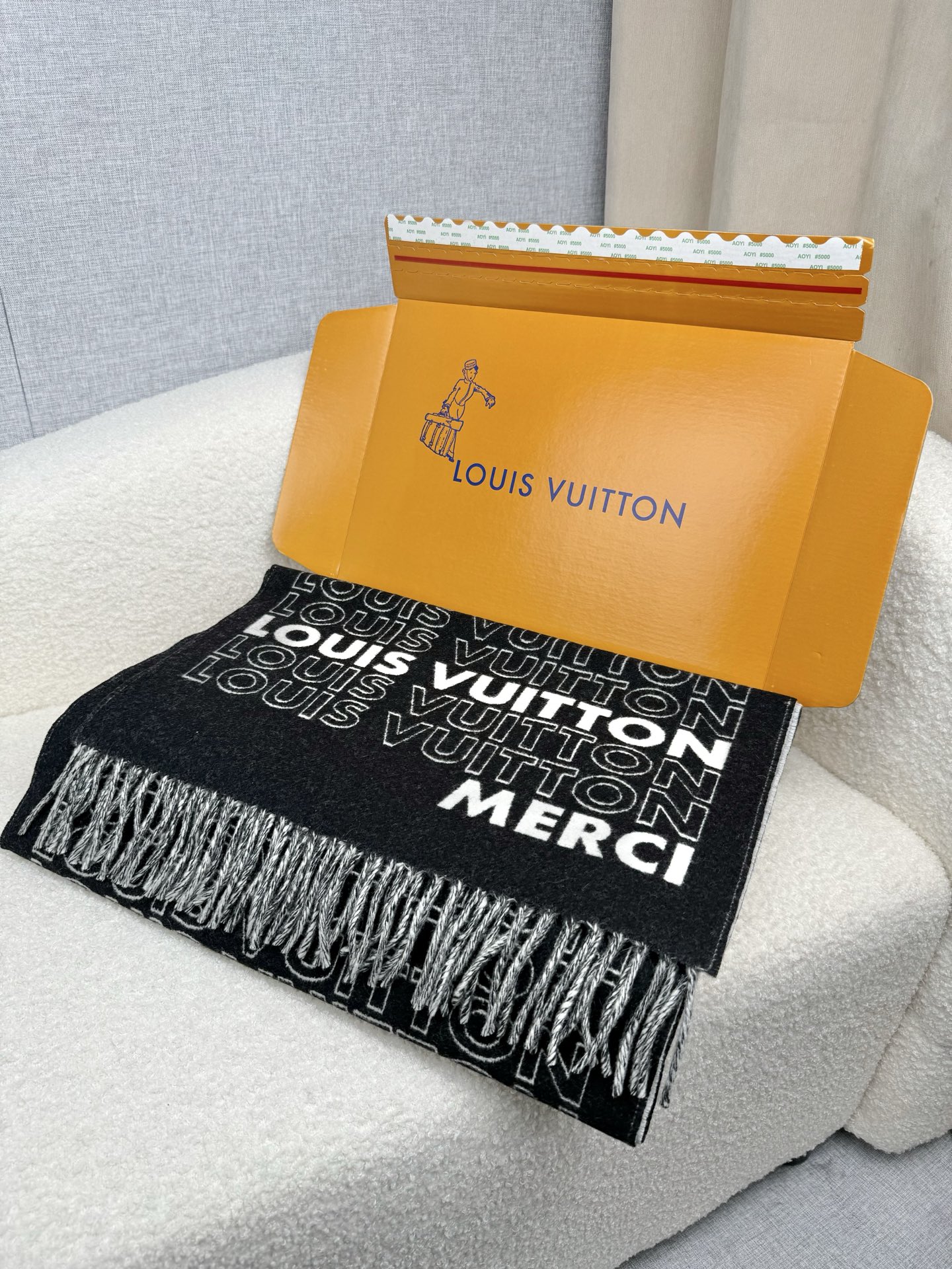 NO:619661,.Louis Vuitton. [High version-MERCI series] Huo Siyan’s same shawl and scarf can be used for two purposes!  !  A classic from the Donkey family!  The beloved model and actress from Europe, America, the Middle East and the world!  It can be said that a woman without this scarf cannot say that she likes silk scarves!  Lvjia’s styles are constantly being updated, but this model is the only Lvjia style that updates its colors every year and is still very popular!  It is truly versatile, fashionable and practical!  Cashmere!  180*45cm, super soft to the touch!  There are so many materials and prices for this model on the market!  Many people are easily confused by the price. I just want to say that my price is definitely worthy of the quality you get!  high version scarf,high version scarf,louis vuitton,louis vuitton,louis vuitton,shawls19860909.Louis Vuitton.【高版-MERCI系列】霍思燕同款披肩围巾两用！！驴家经典之作！欧美中东国际各大名模女星的挚爱！可以说没有这款围巾的女人就不能说自己喜欢丝巾围巾！驴家的款式一直在更新、但此款是驴家唯一每年更新颜色还各受好捧的款式！真心是百搭时尚又实用！羊绒！180*45cm,手感超级柔软！此款在市面的价格材质太多种！很多人容易被价格混淆、我只想说、我的价格绝对对得起你拿到的质量！高版本围巾,高版本围巾,louis vuitton,louis vuitton,louis vuitton,shawls,scarf