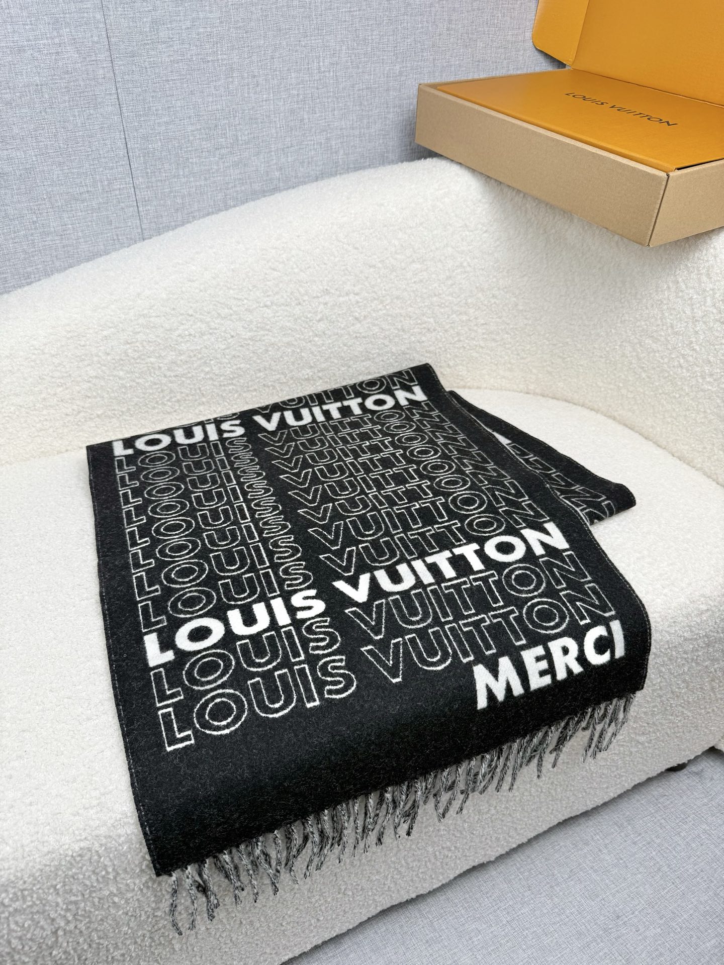 P。Louis Vuitton。【高版-MERCI系列】霍思燕同款披肩围巾两用！！驴家经典之作！欧美中东国际各大名模女星