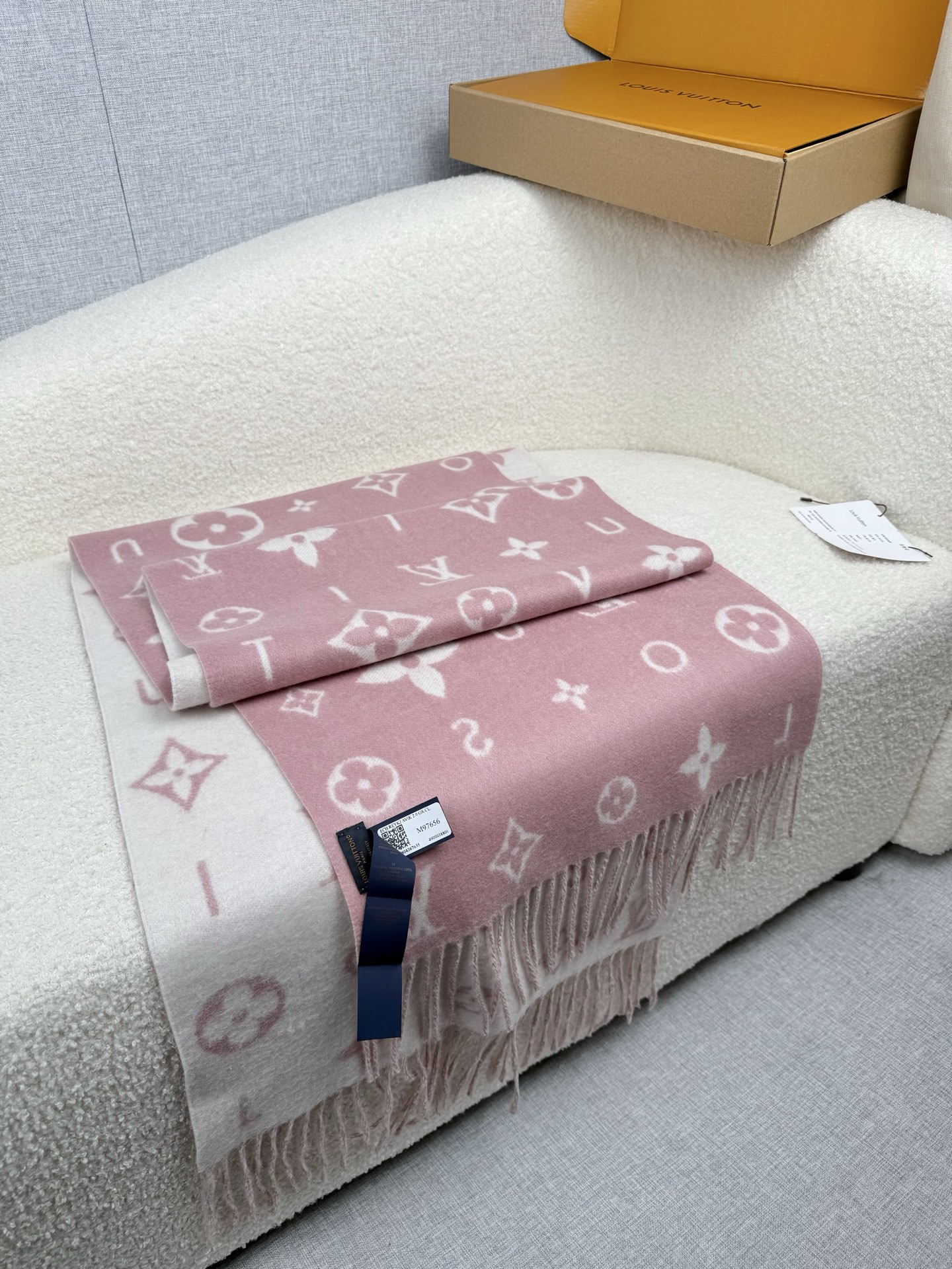 P。L家。【lv双面羊毛围巾】Reykjavik 2.0围巾为柔软山羊绒标注Monogram 花卉和 L