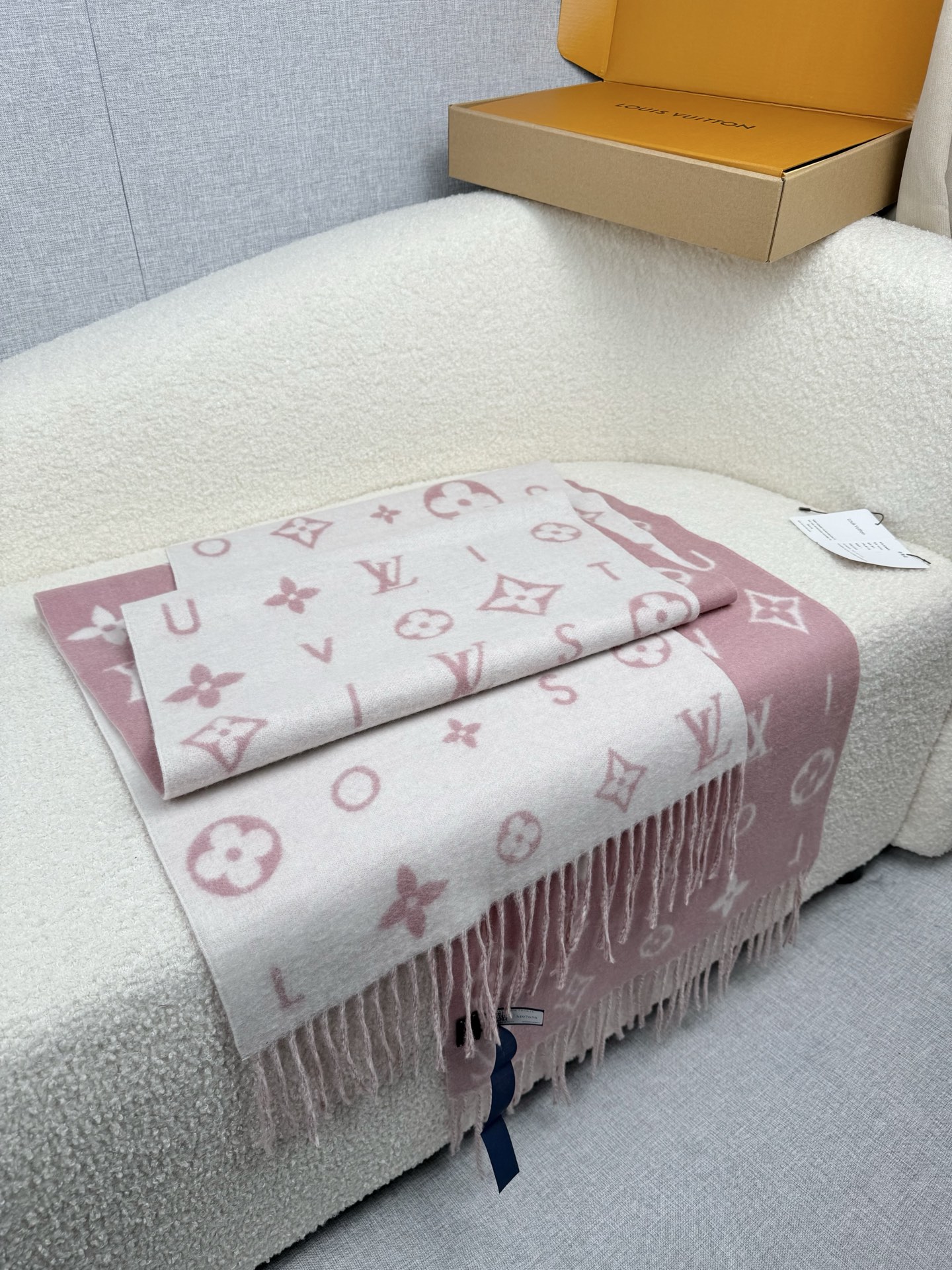 P。L家。【lv双面羊毛围巾】Reykjavik 2.0围巾为柔软山羊绒标注Monogram 花卉和 L