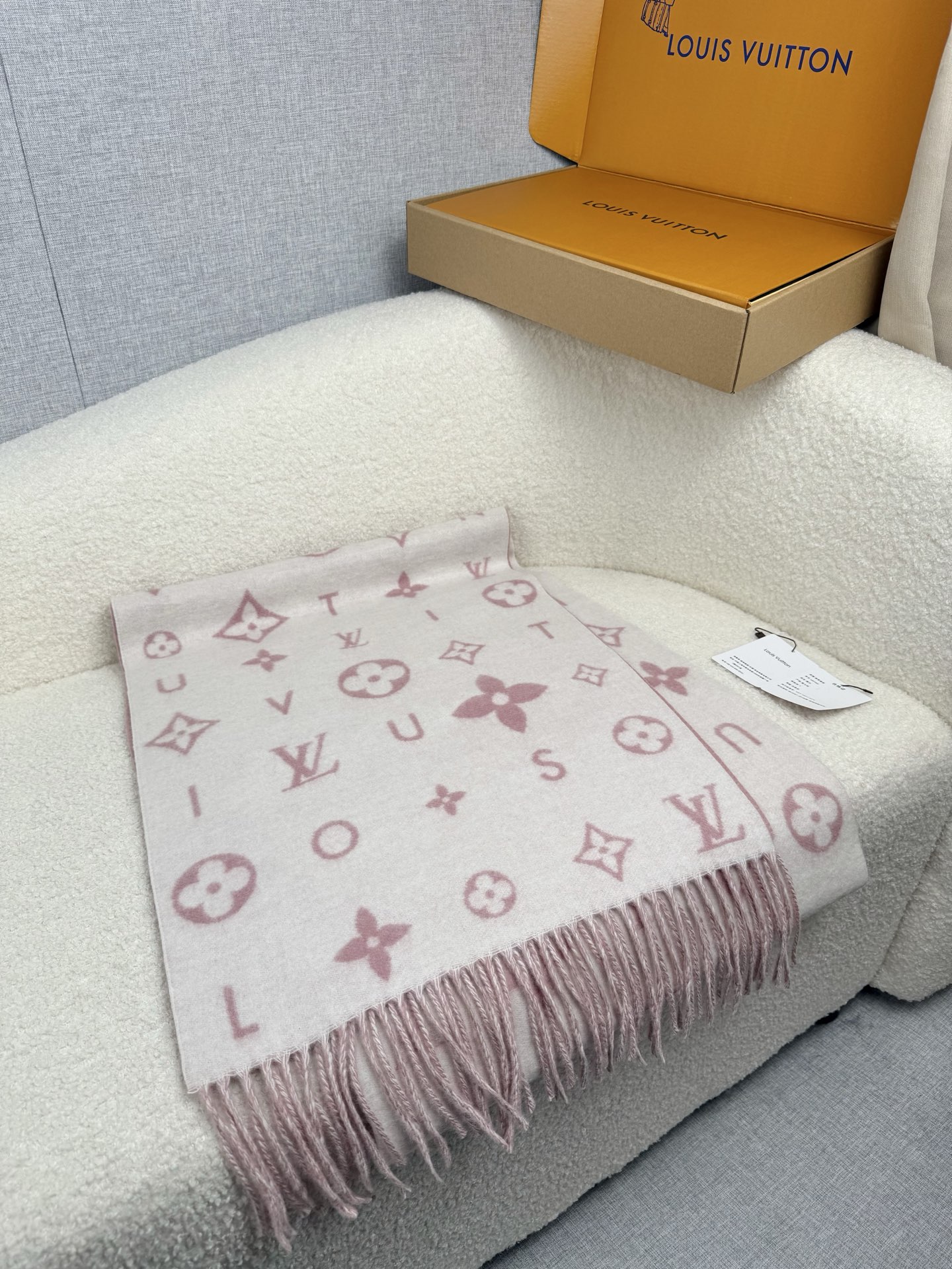 P。L家。【lv双面羊毛围巾】Reykjavik 2.0围巾为柔软山羊绒标注Monogram 花卉和 L