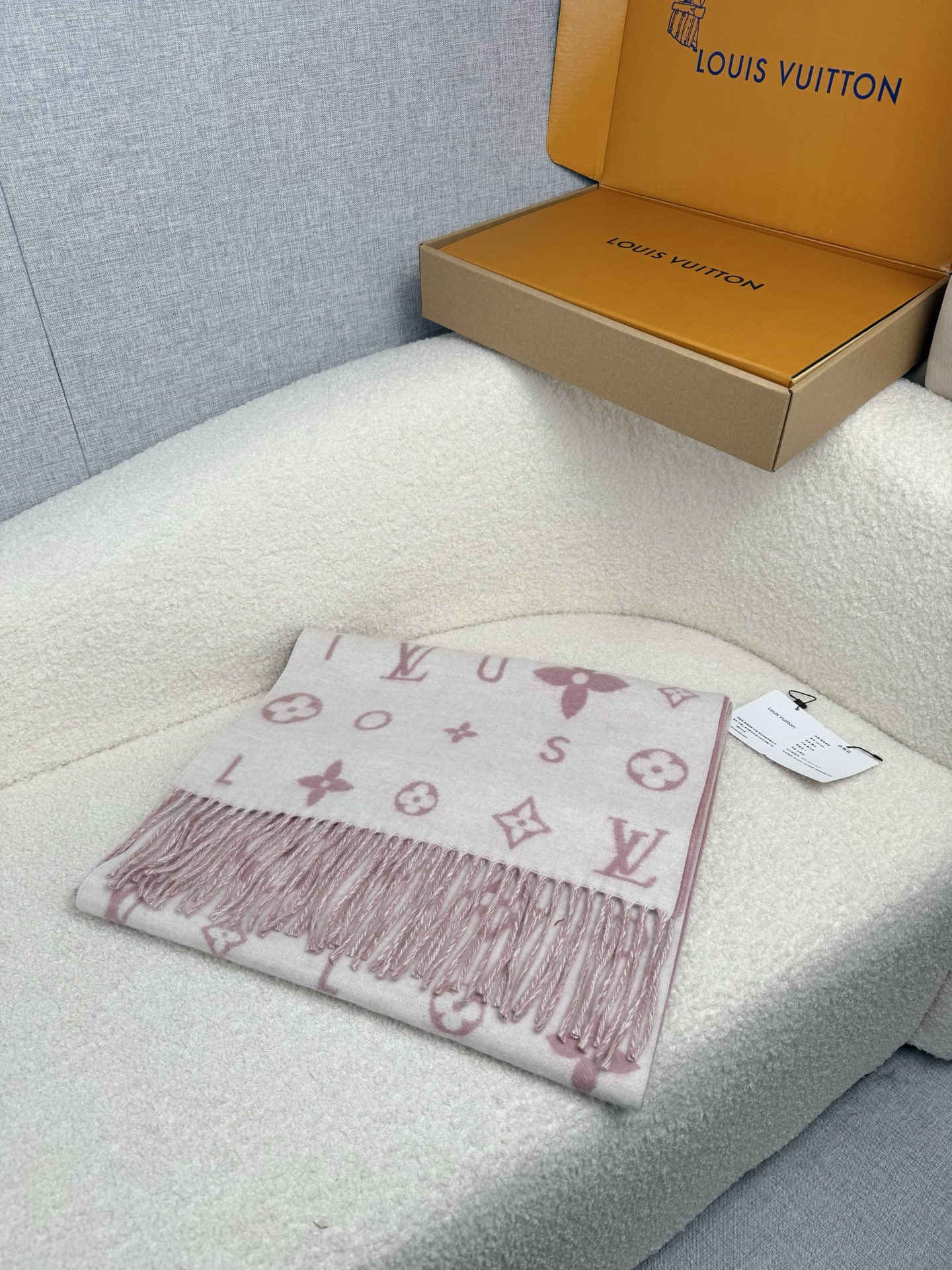 P。L家。【lv双面羊毛围巾】Reykjavik 2.0围巾为柔软山羊绒标注Monogram 花卉和 L