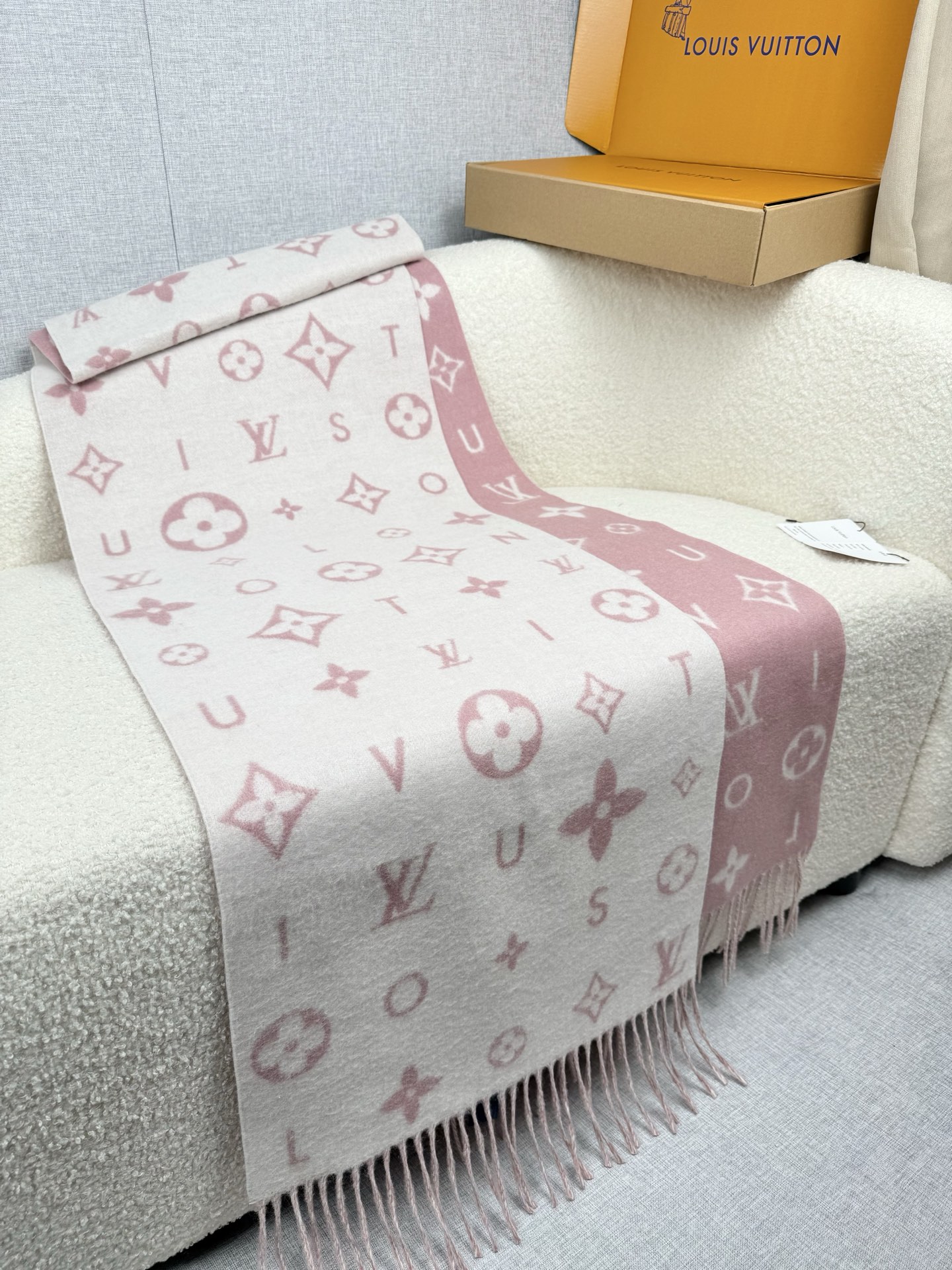 P。L家。【lv双面羊毛围巾】Reykjavik 2.0围巾为柔软山羊绒标注Monogram 花卉和 L