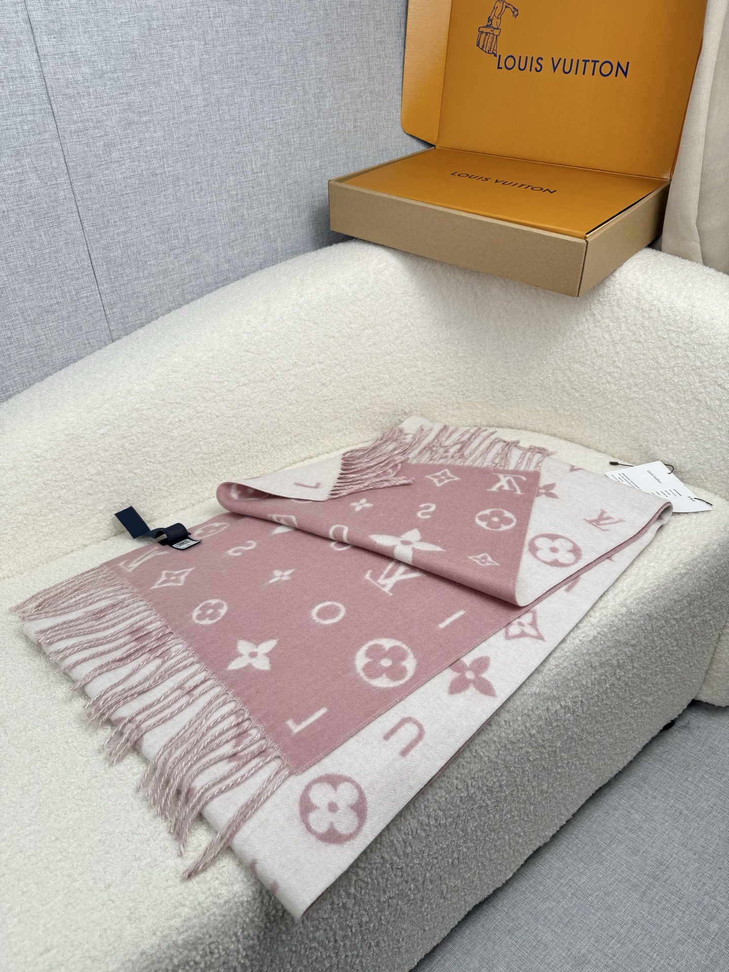 P。L家。【lv双面羊毛围巾】Reykjavik 2.0围巾为柔软山羊绒标注Monogram 花卉和 L