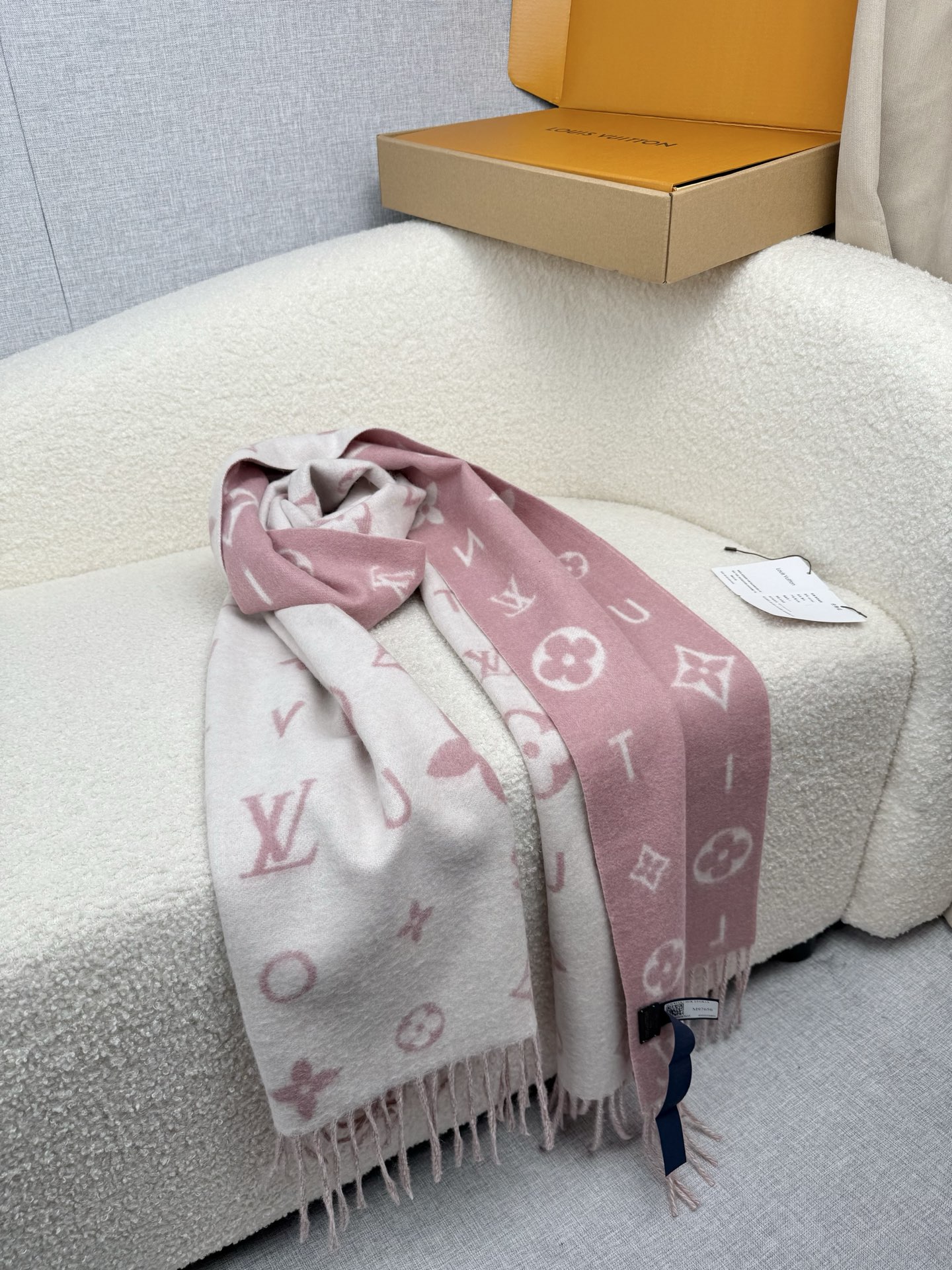 P。L家。【lv双面羊毛围巾】Reykjavik 2.0围巾为柔软山羊绒标注Monogram 花卉和 L