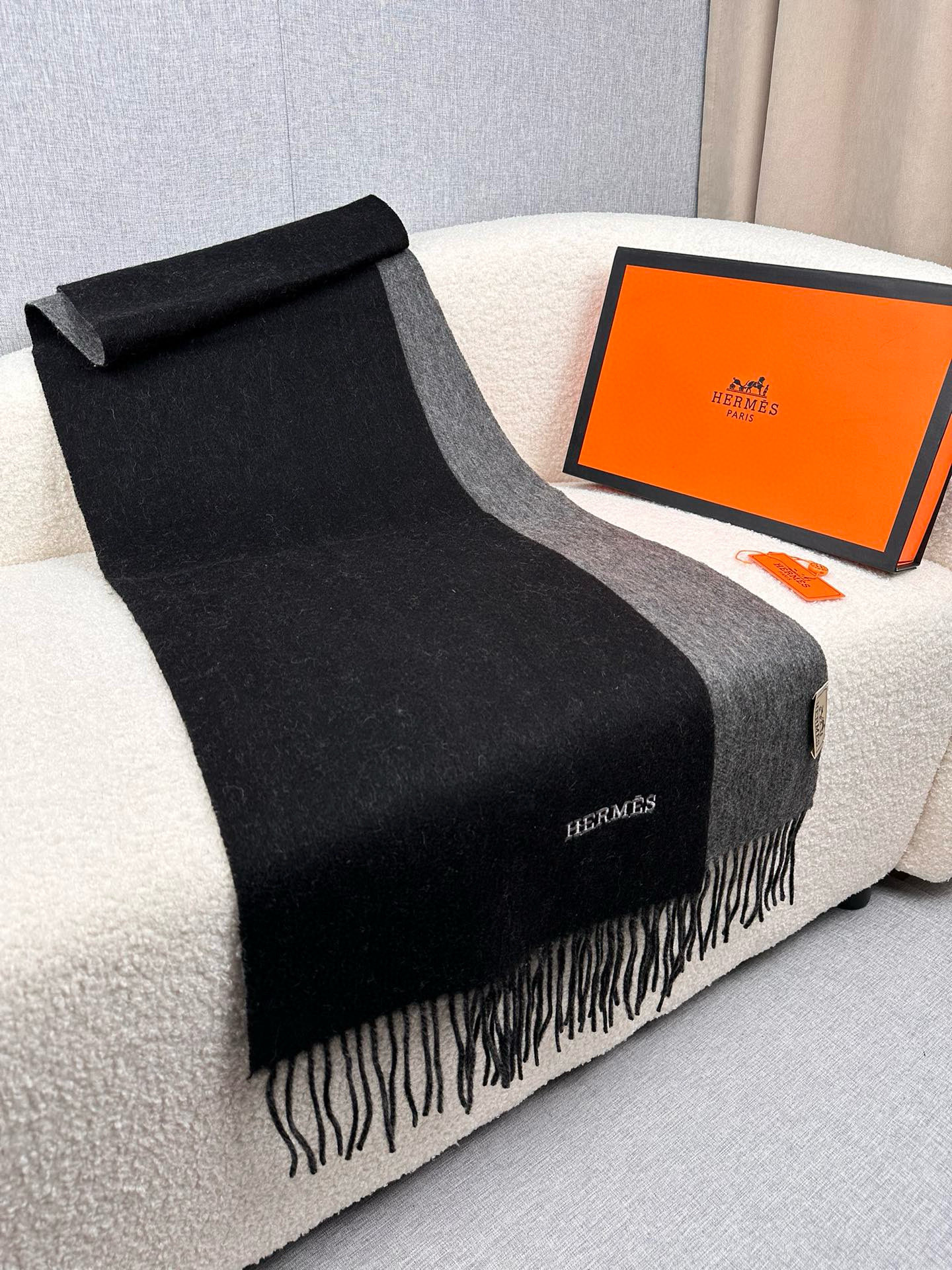 P。H家。【双面围巾】感觉有了它真心不会再爱了.QC手里扣下的.真正专柜正品.全部今年最新logo最新防