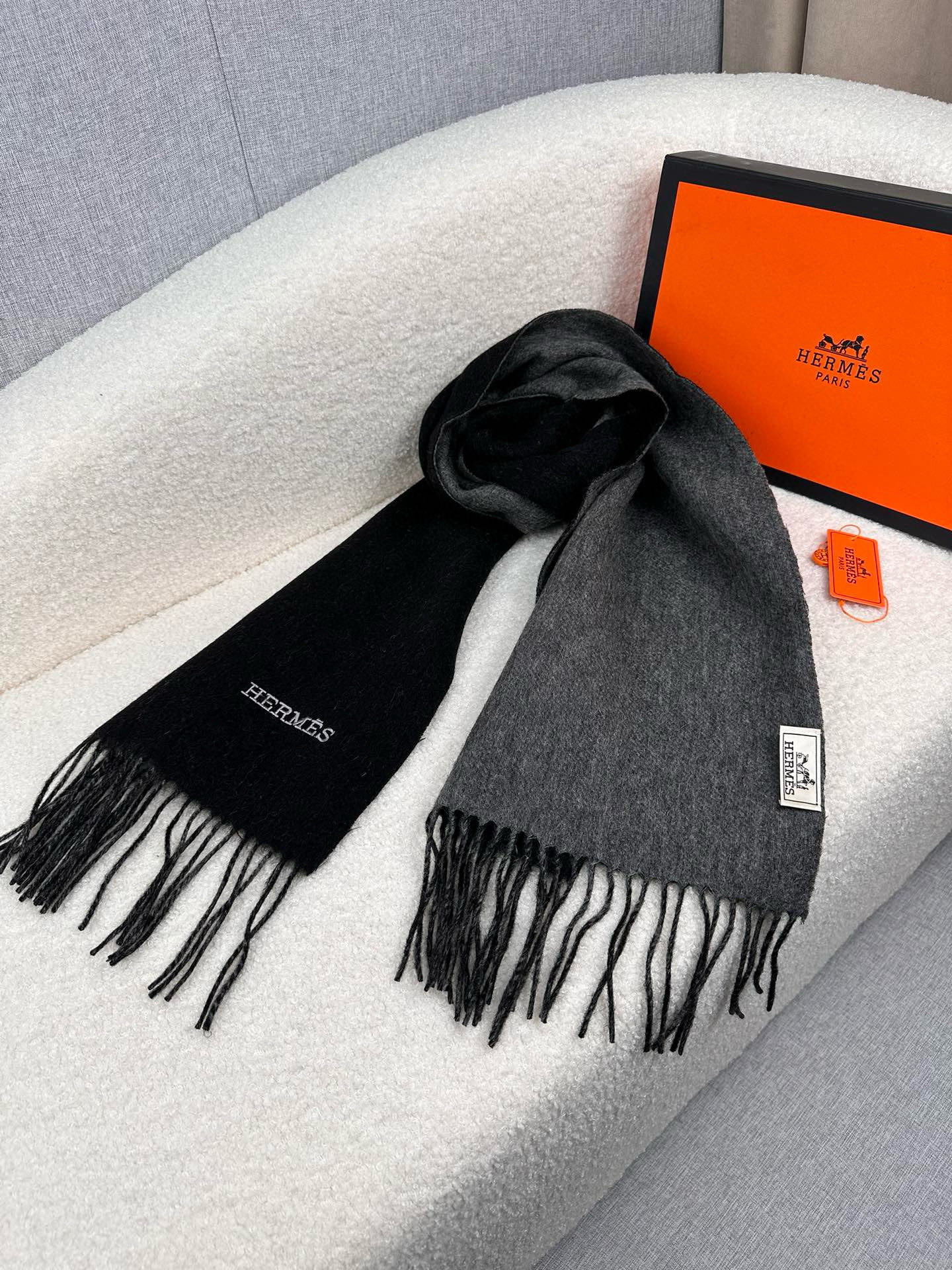 P。H家。【双面围巾】感觉有了它真心不会再爱了.QC手里扣下的.真正专柜正品.全部今年最新logo最新防