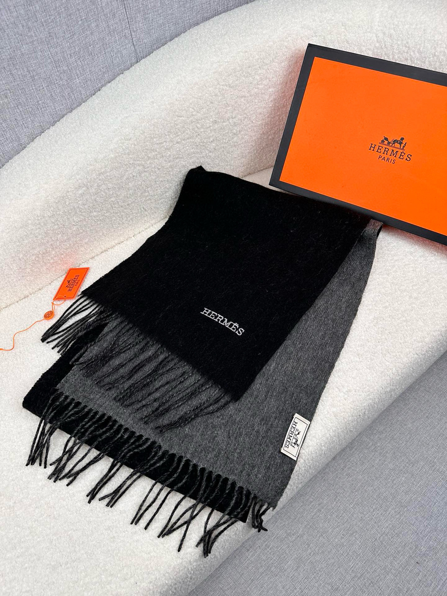 P。H家。【双面围巾】感觉有了它真心不会再爱了.QC手里扣下的.真正专柜正品.全部今年最新logo最新防