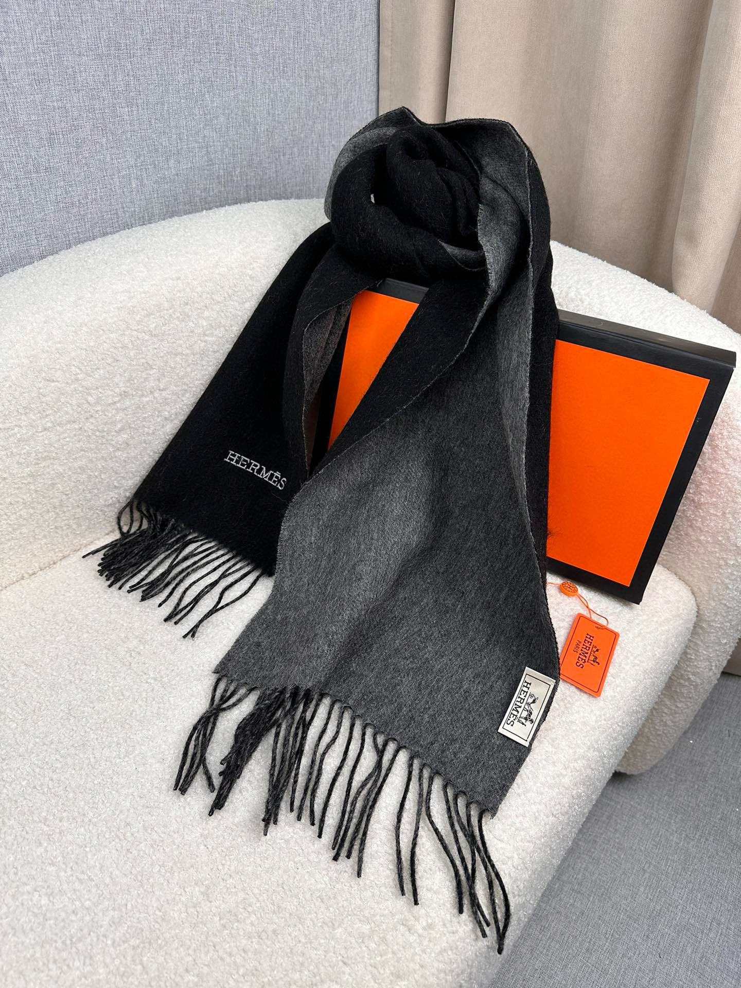 P。H家。【双面围巾】感觉有了它真心不会再爱了.QC手里扣下的.真正专柜正品.全部今年最新logo最新防