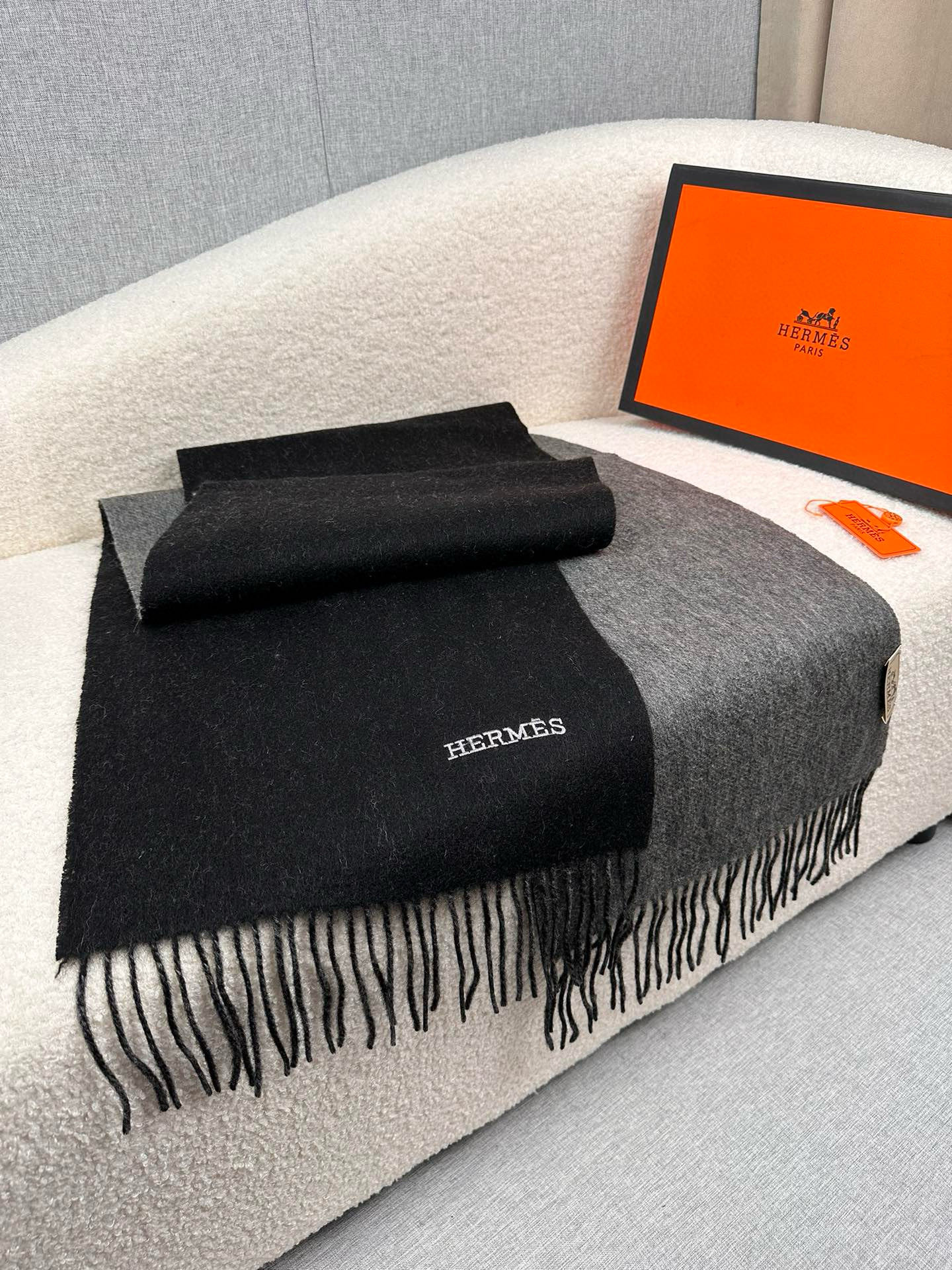 P。H家。【双面围巾】感觉有了它真心不会再爱了.QC手里扣下的.真正专柜正品.全部今年最新logo最新防