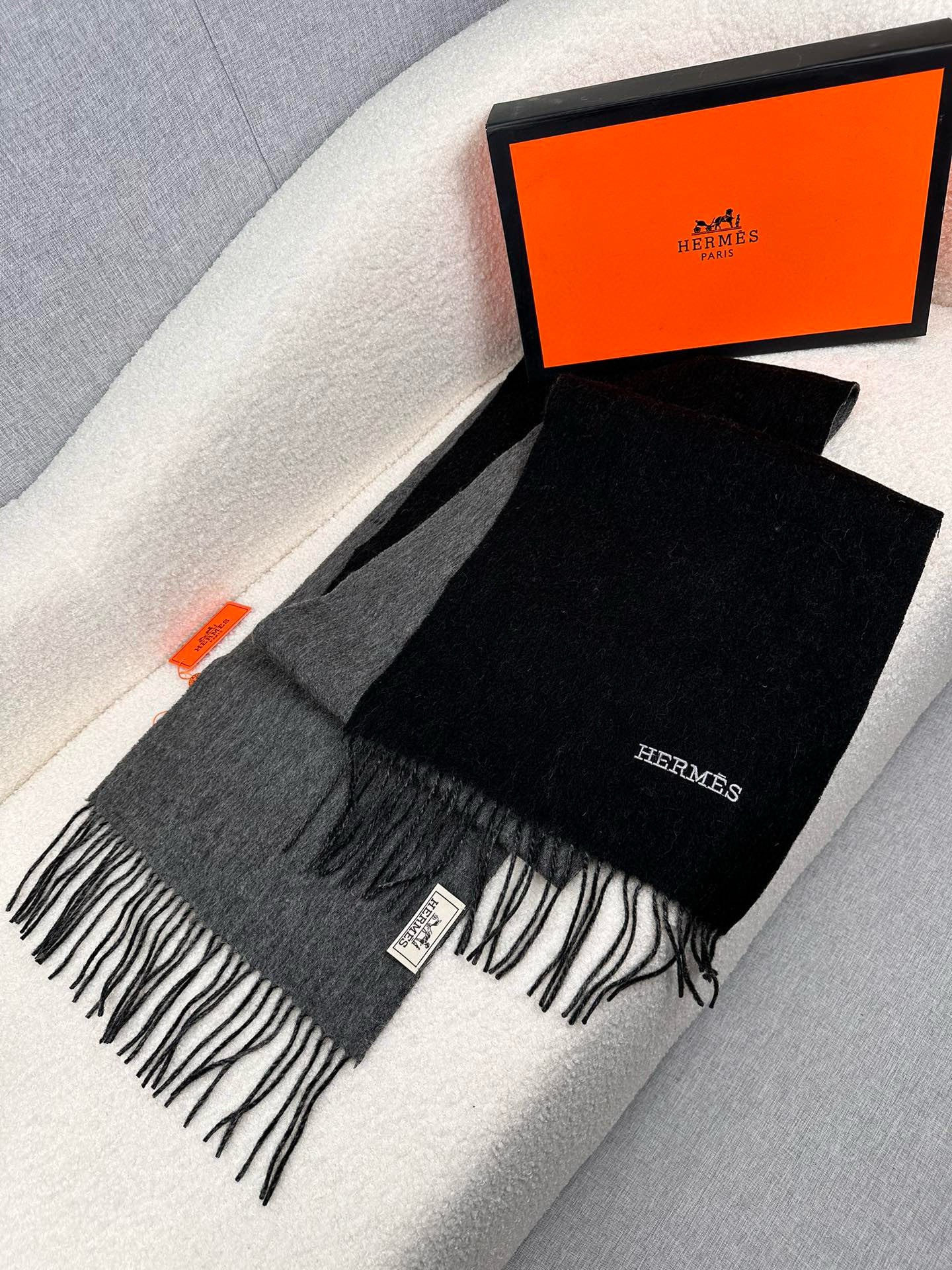 P。H家。【双面围巾】感觉有了它真心不会再爱了.QC手里扣下的.真正专柜正品.全部今年最新logo最新防