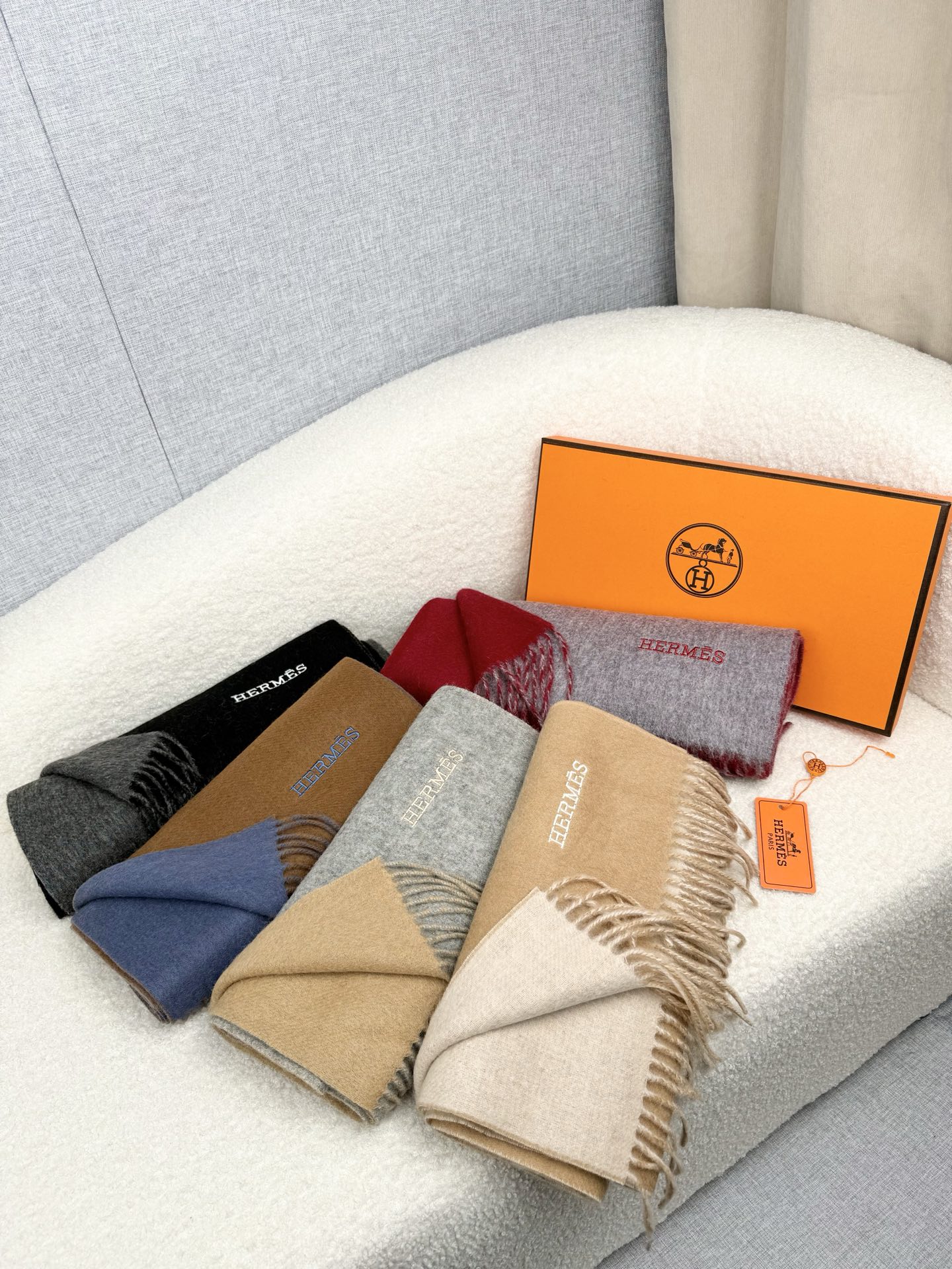 P。H家。【双面围巾】感觉有了它真心不会再爱了.QC手里扣下的.真正专柜正品.全部今年最新logo最新防