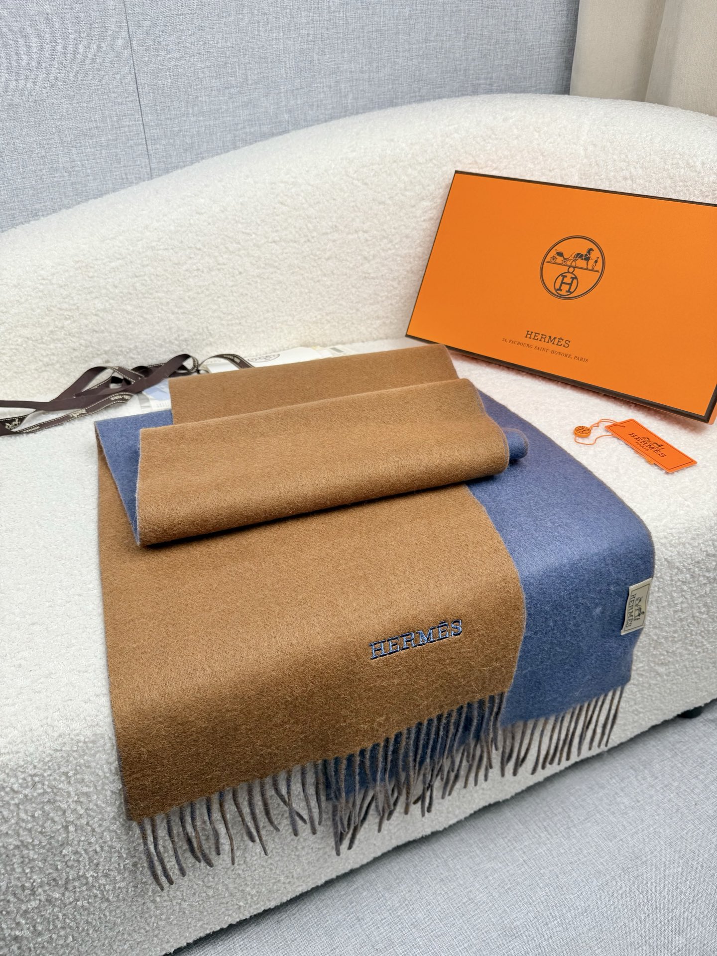 P。H家。【双面围巾】感觉有了它真心不会再爱了.QC手里扣下的.真正专柜正品.全部今年最新logo最新防