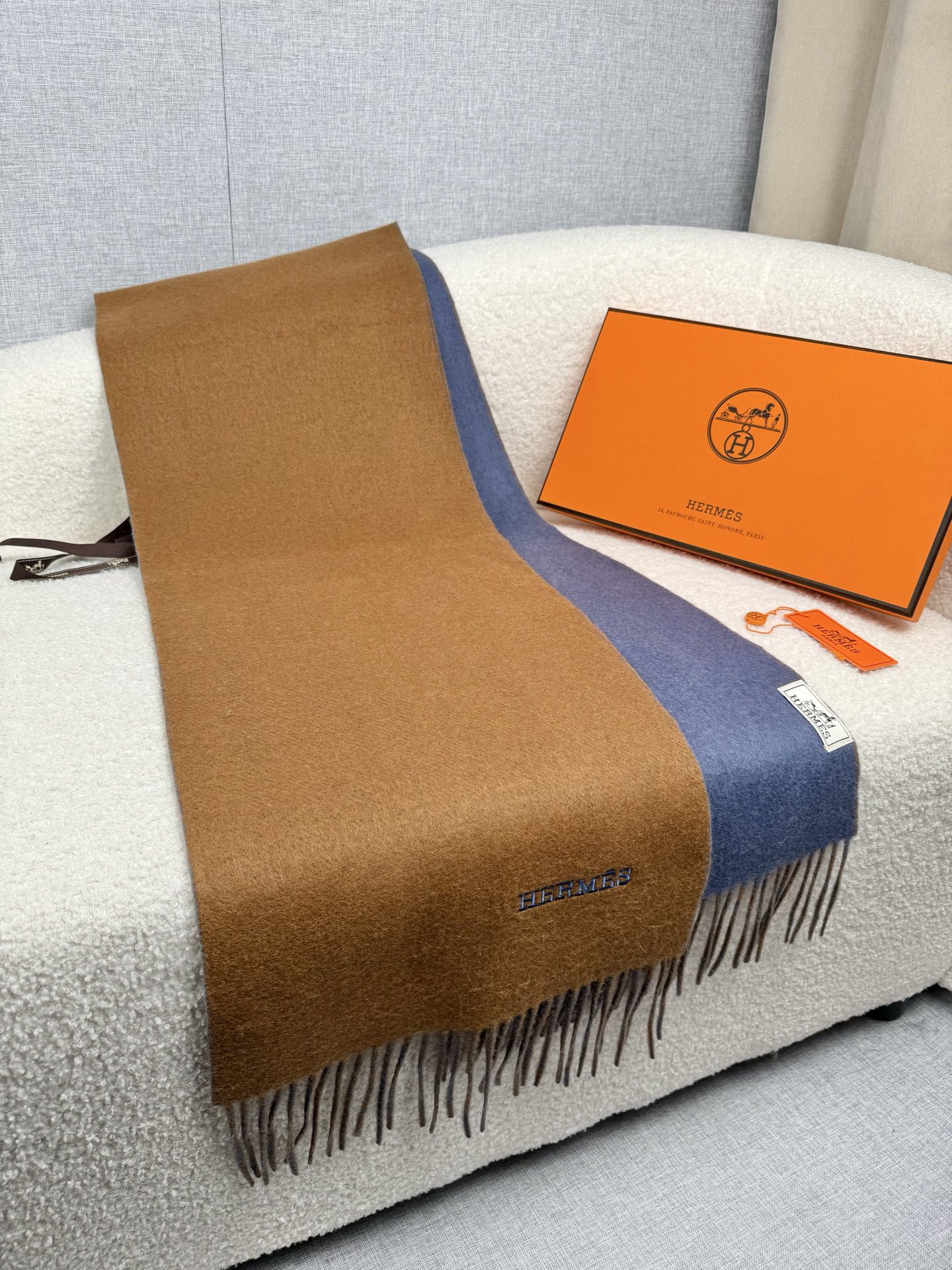 P。H家。【双面围巾】感觉有了它真心不会再爱了.QC手里扣下的.真正专柜正品.全部今年最新logo最新防