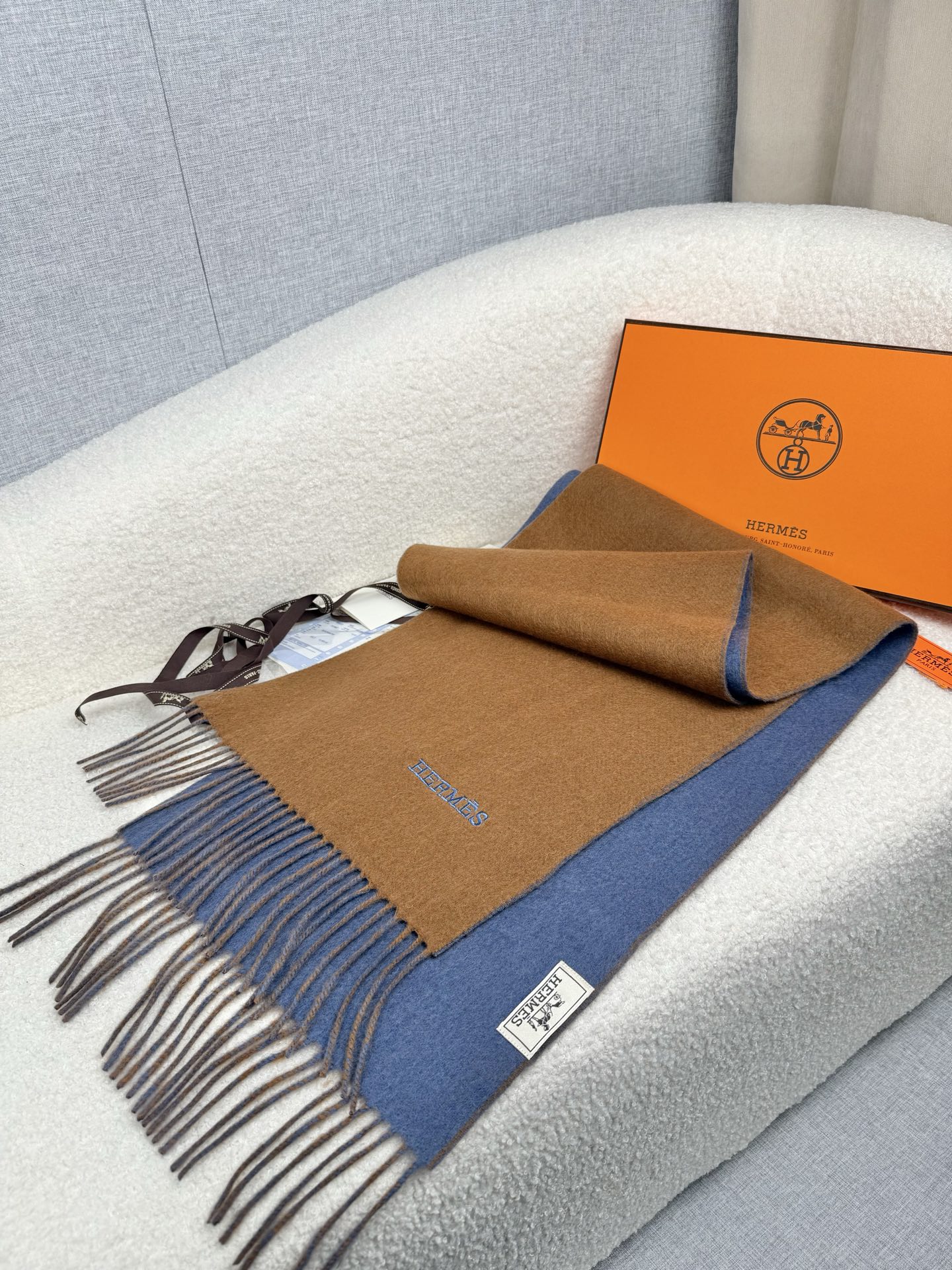 P。H家。【双面围巾】感觉有了它真心不会再爱了.QC手里扣下的.真正专柜正品.全部今年最新logo最新防