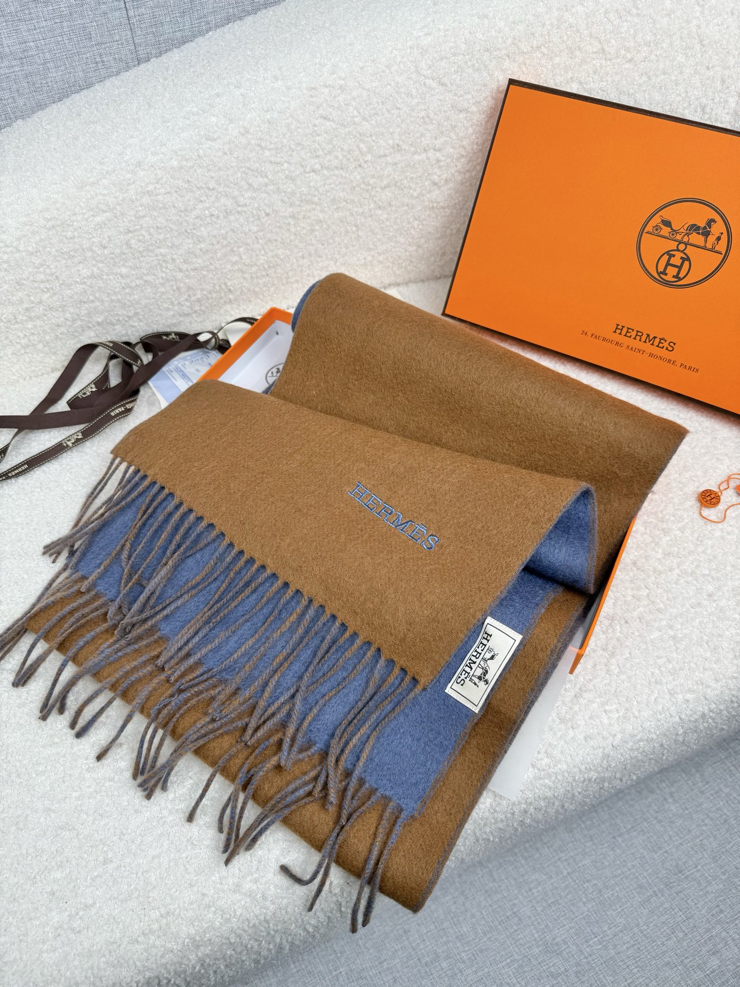 P。H家。【双面围巾】感觉有了它真心不会再爱了.QC手里扣下的.真正专柜正品.全部今年最新logo最新防