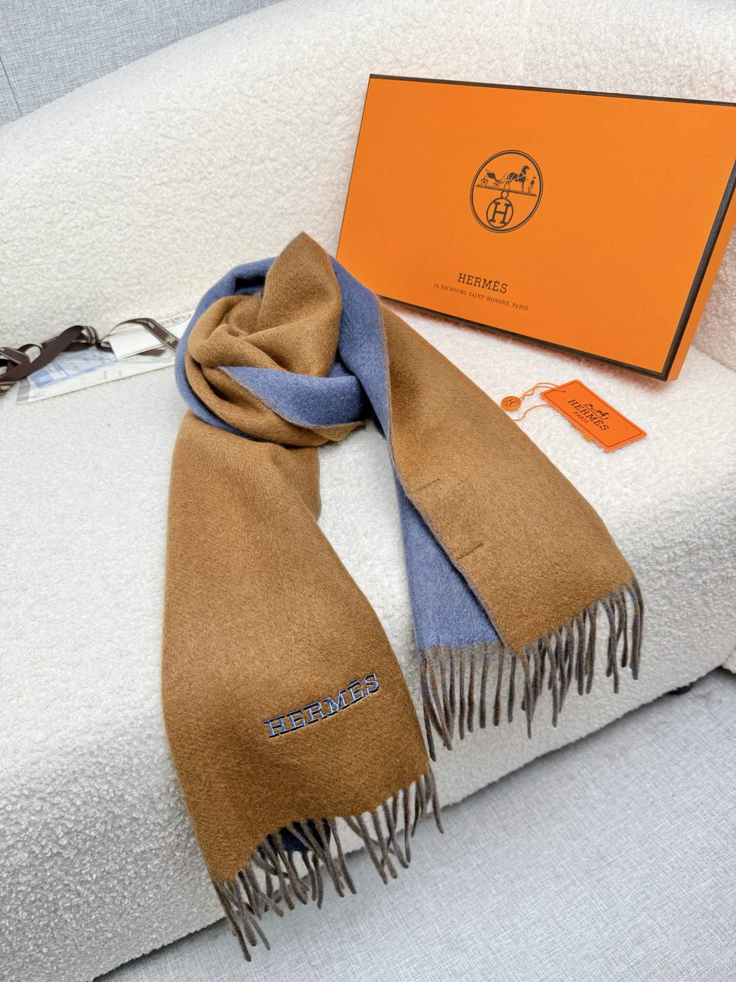 P。H家。【双面围巾】感觉有了它真心不会再爱了.QC手里扣下的.真正专柜正品.全部今年最新logo最新防