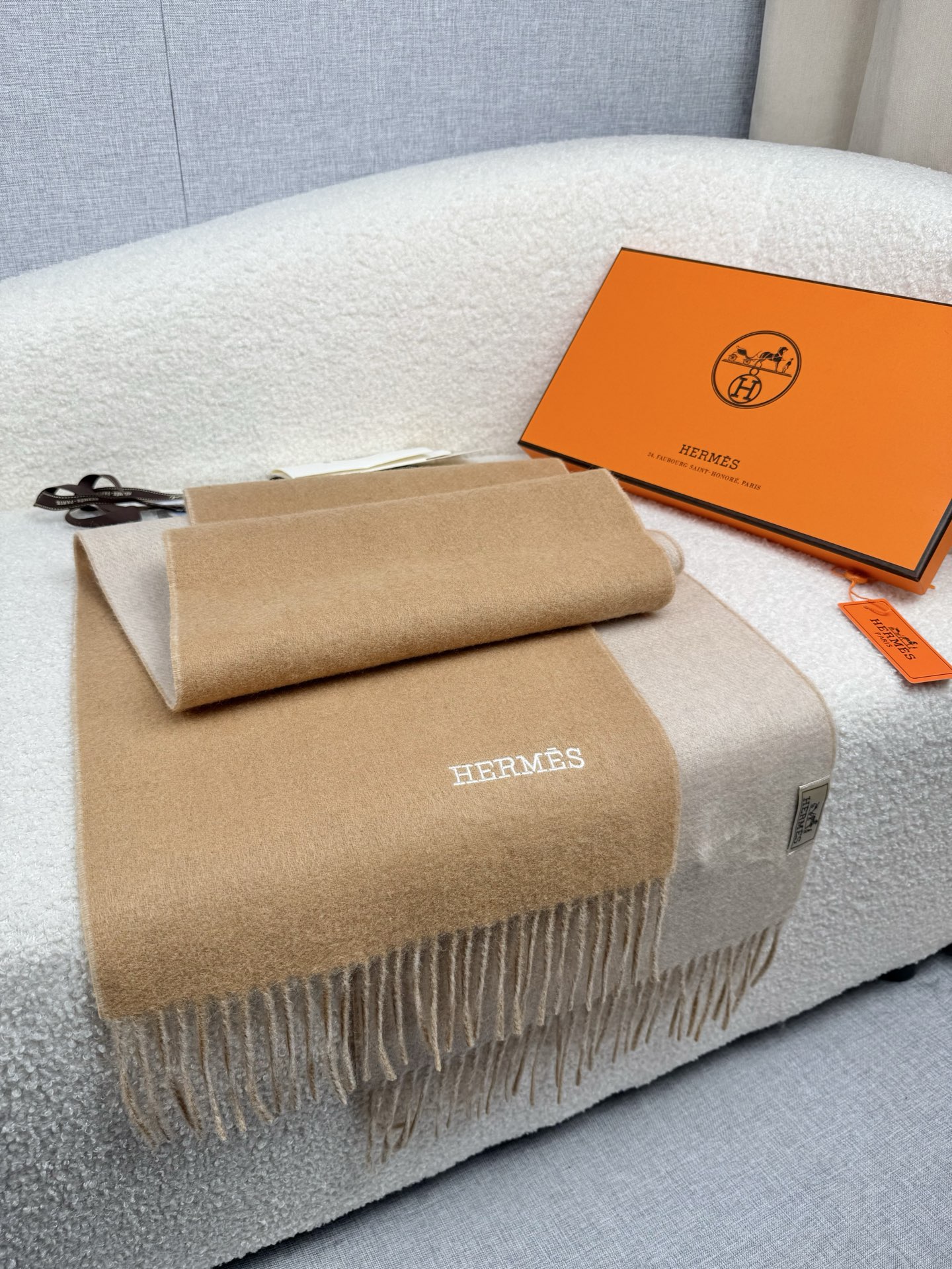 P。H家。【双面围巾】感觉有了它真心不会再爱了.QC手里扣下的.真正专柜正品.全部今年最新logo最新防