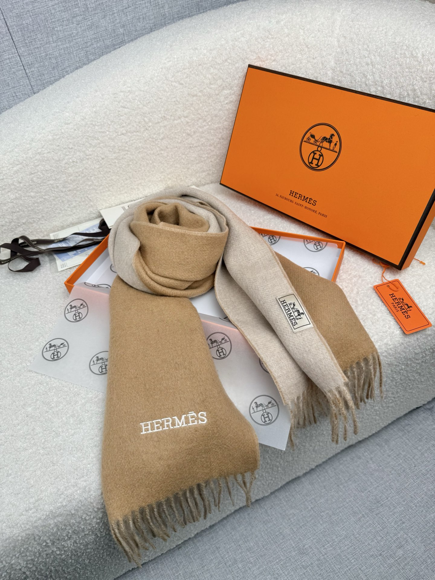 P。H家。【双面围巾】感觉有了它真心不会再爱了.QC手里扣下的.真正专柜正品.全部今年最新logo最新防