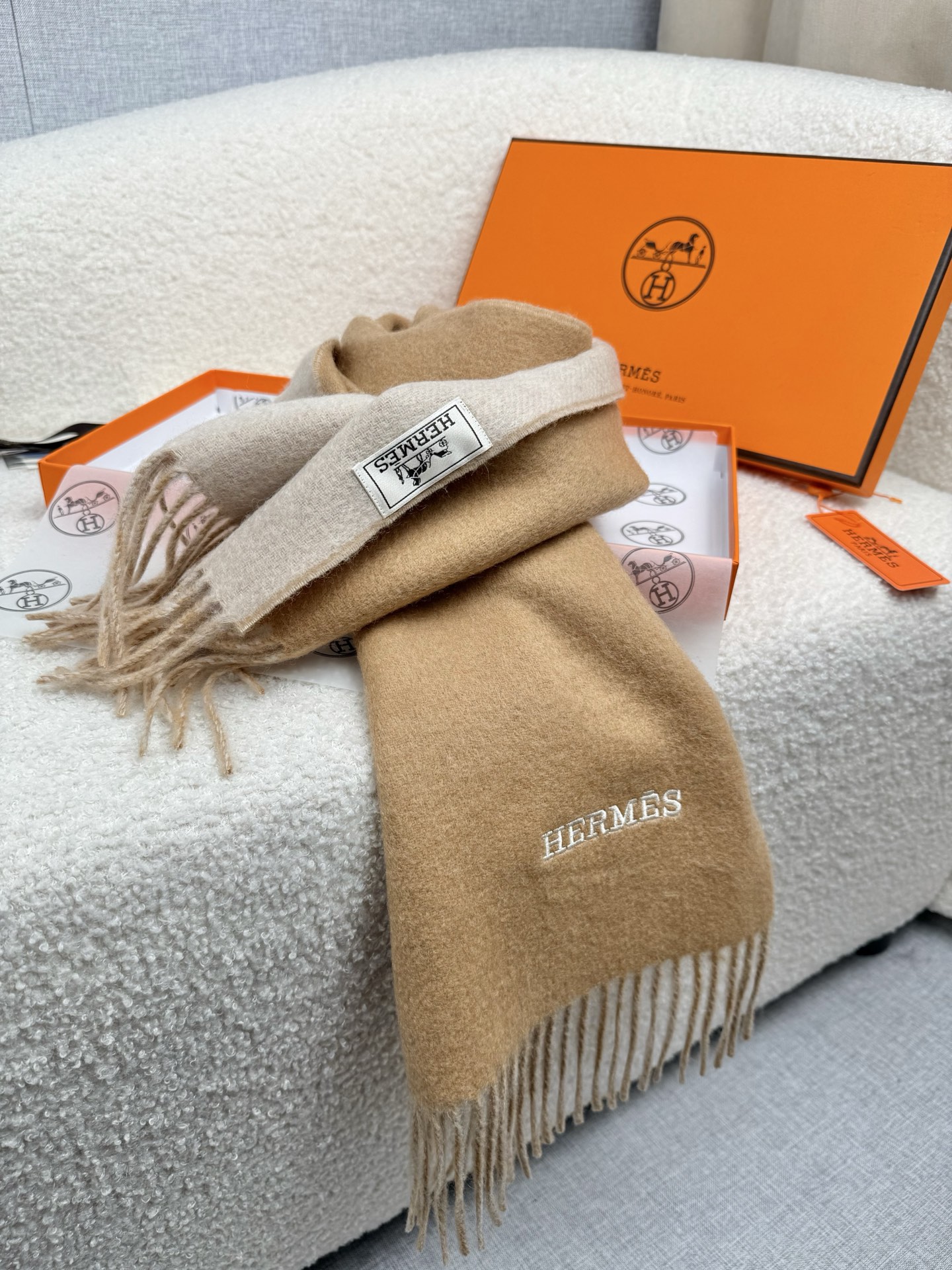 P。H家。【双面围巾】感觉有了它真心不会再爱了.QC手里扣下的.真正专柜正品.全部今年最新logo最新防