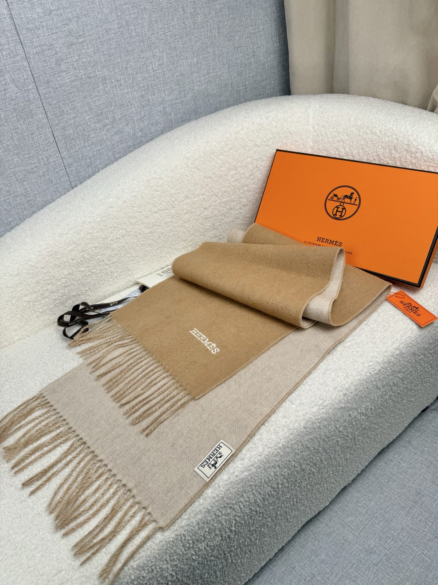 P。H家。【双面围巾】感觉有了它真心不会再爱了.QC手里扣下的.真正专柜正品.全部今年最新logo最新防