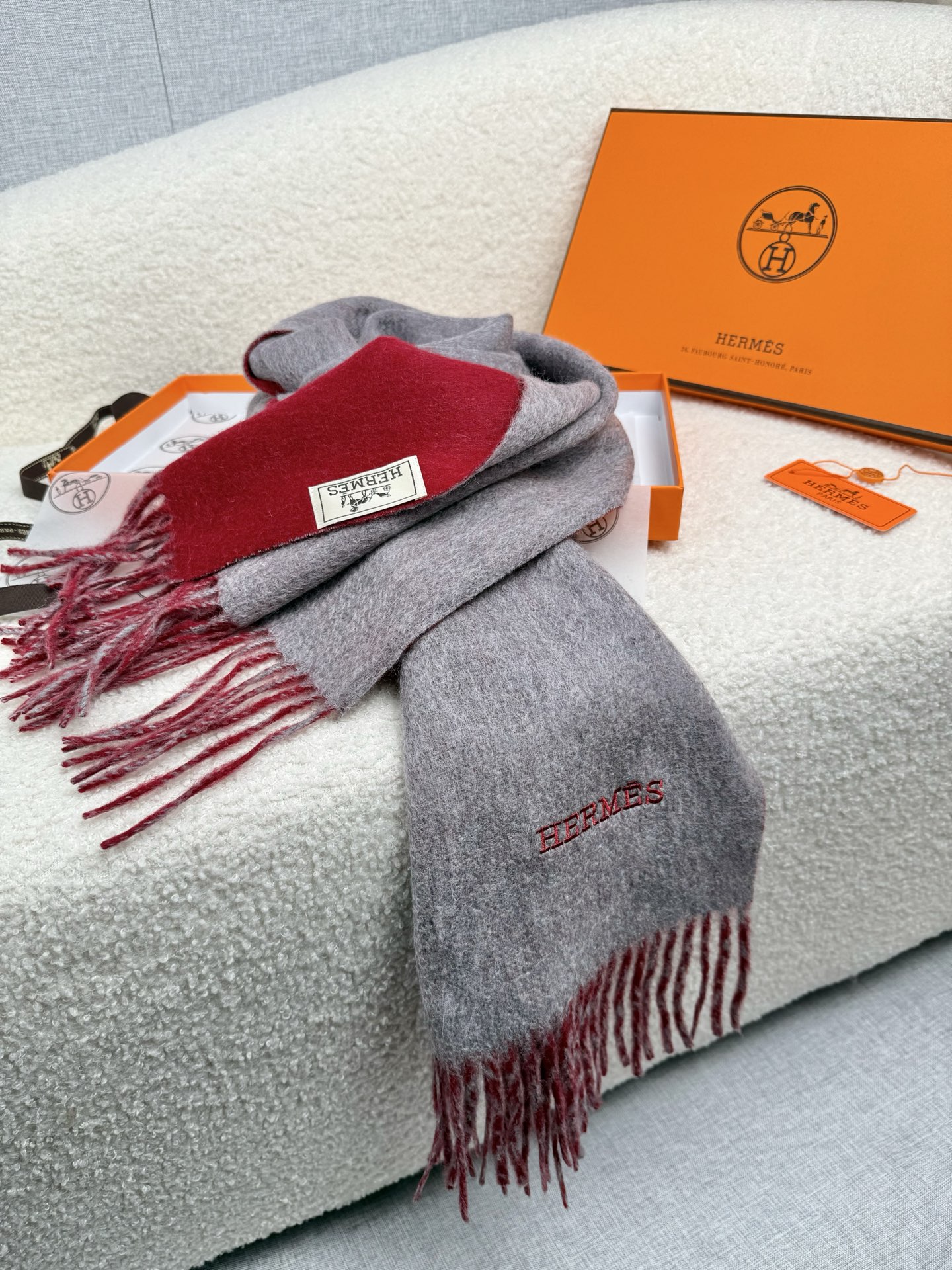 P。H家。【双面围巾】感觉有了它真心不会再爱了.QC手里扣下的.真正专柜正品.全部今年最新logo最新防