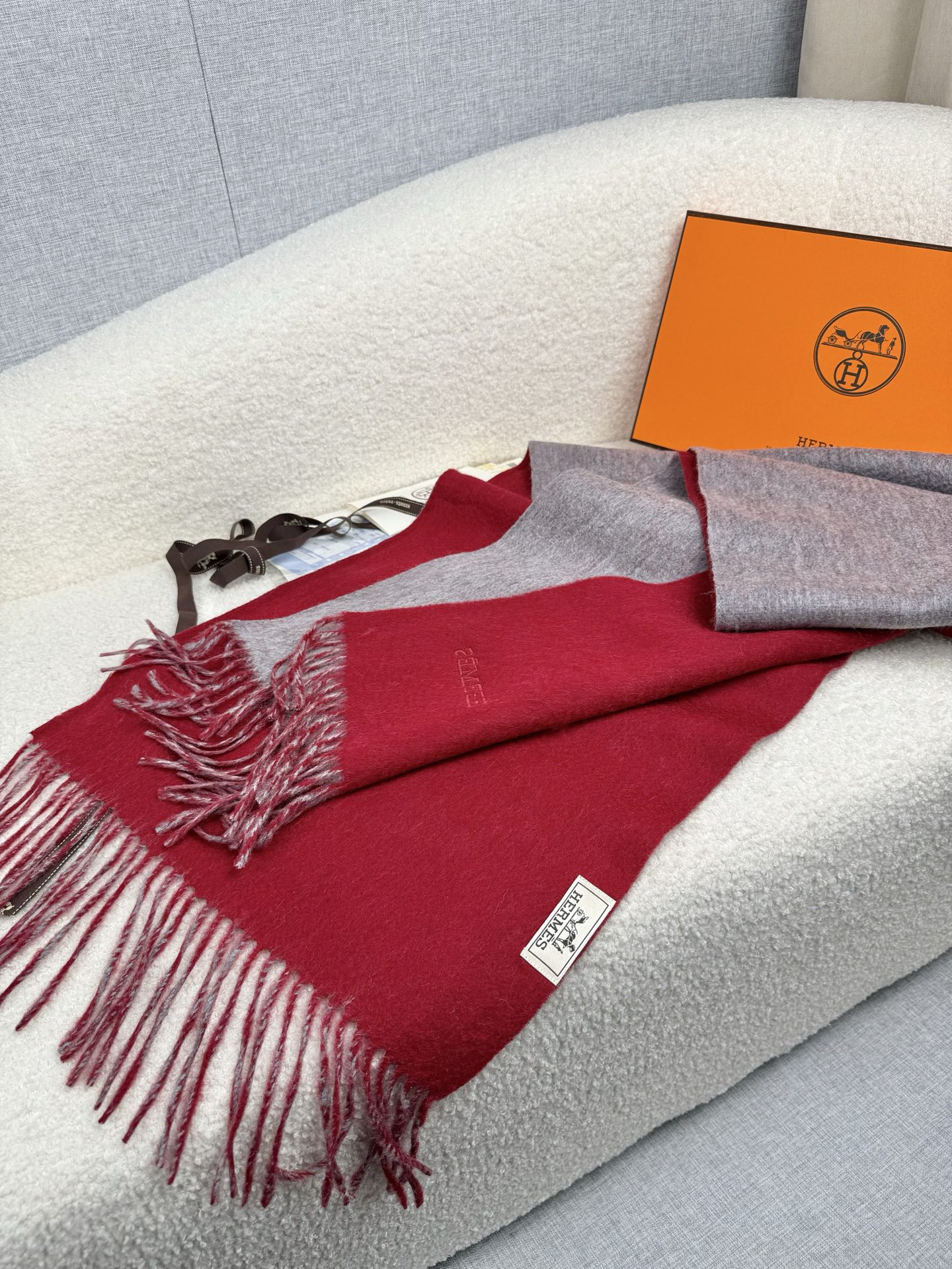 P。H家。【双面围巾】感觉有了它真心不会再爱了.QC手里扣下的.真正专柜正品.全部今年最新logo最新防