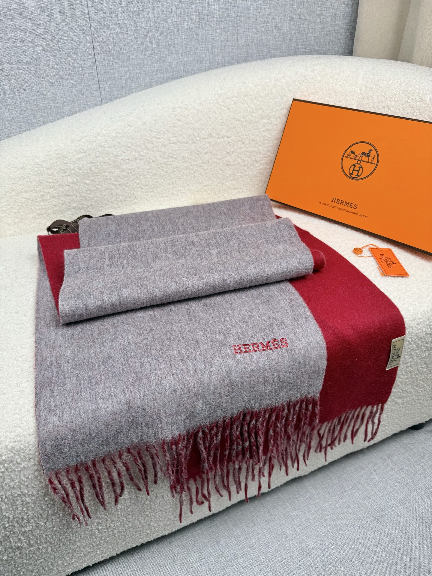 P。H家。【双面围巾】感觉有了它真心不会再爱了.QC手里扣下的.真正专柜正品.全部今年最新logo最新防