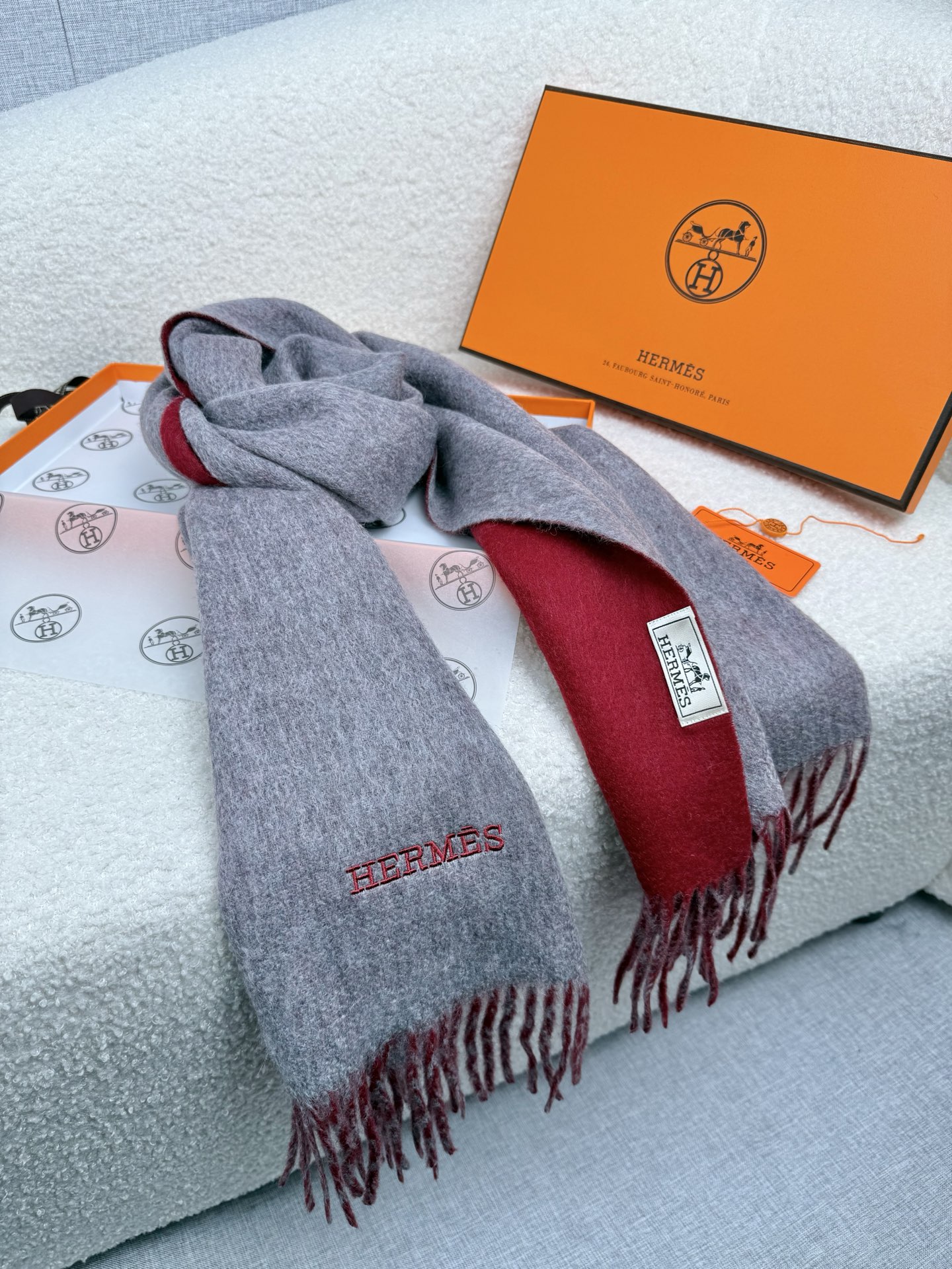 P。H家。【双面围巾】感觉有了它真心不会再爱了.QC手里扣下的.真正专柜正品.全部今年最新logo最新防