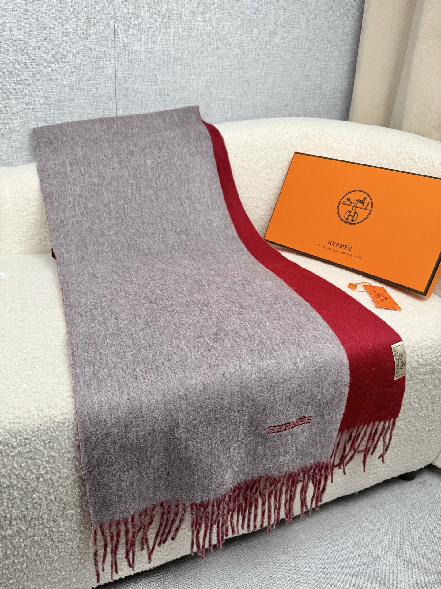 P。H家。【双面围巾】感觉有了它真心不会再爱了.QC手里扣下的.真正专柜正品.全部今年最新logo最新防