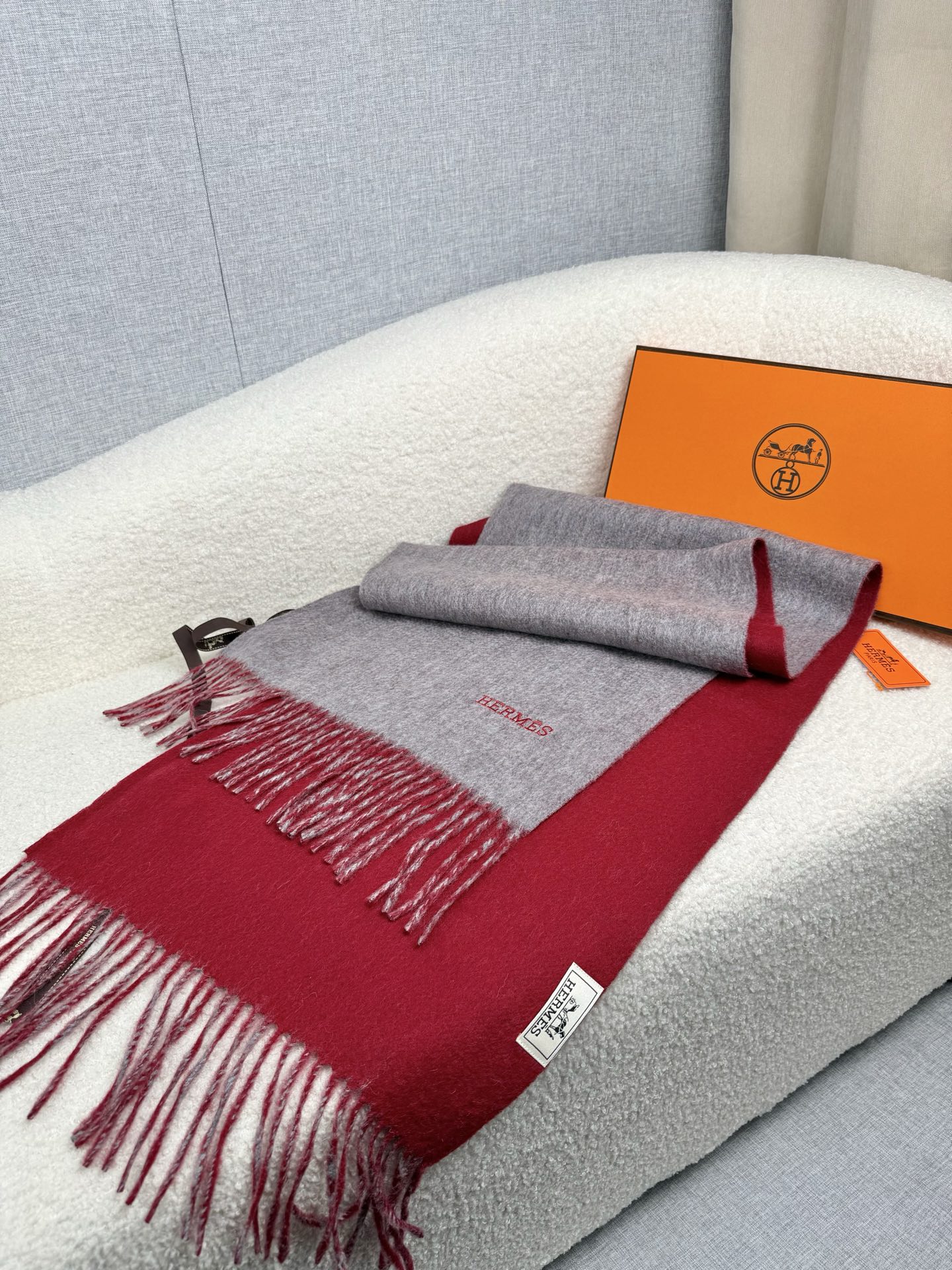 P。H家。【双面围巾】感觉有了它真心不会再爱了.QC手里扣下的.真正专柜正品.全部今年最新logo最新防