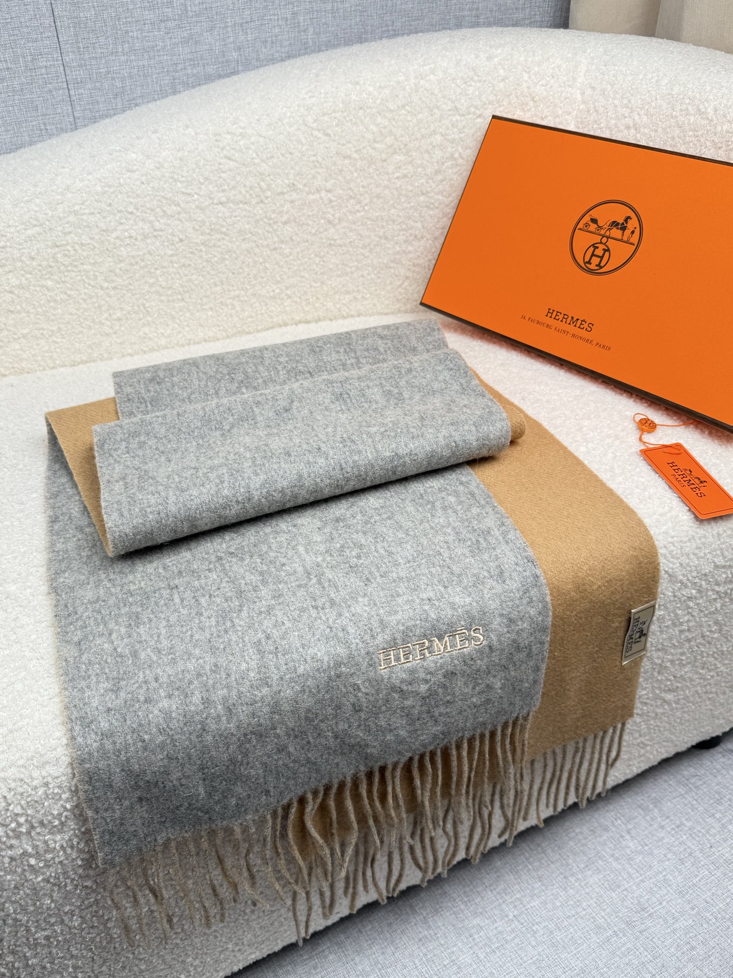 P。H家。【双面围巾】感觉有了它真心不会再爱了.QC手里扣下的.真正专柜正品.全部今年最新logo最新防