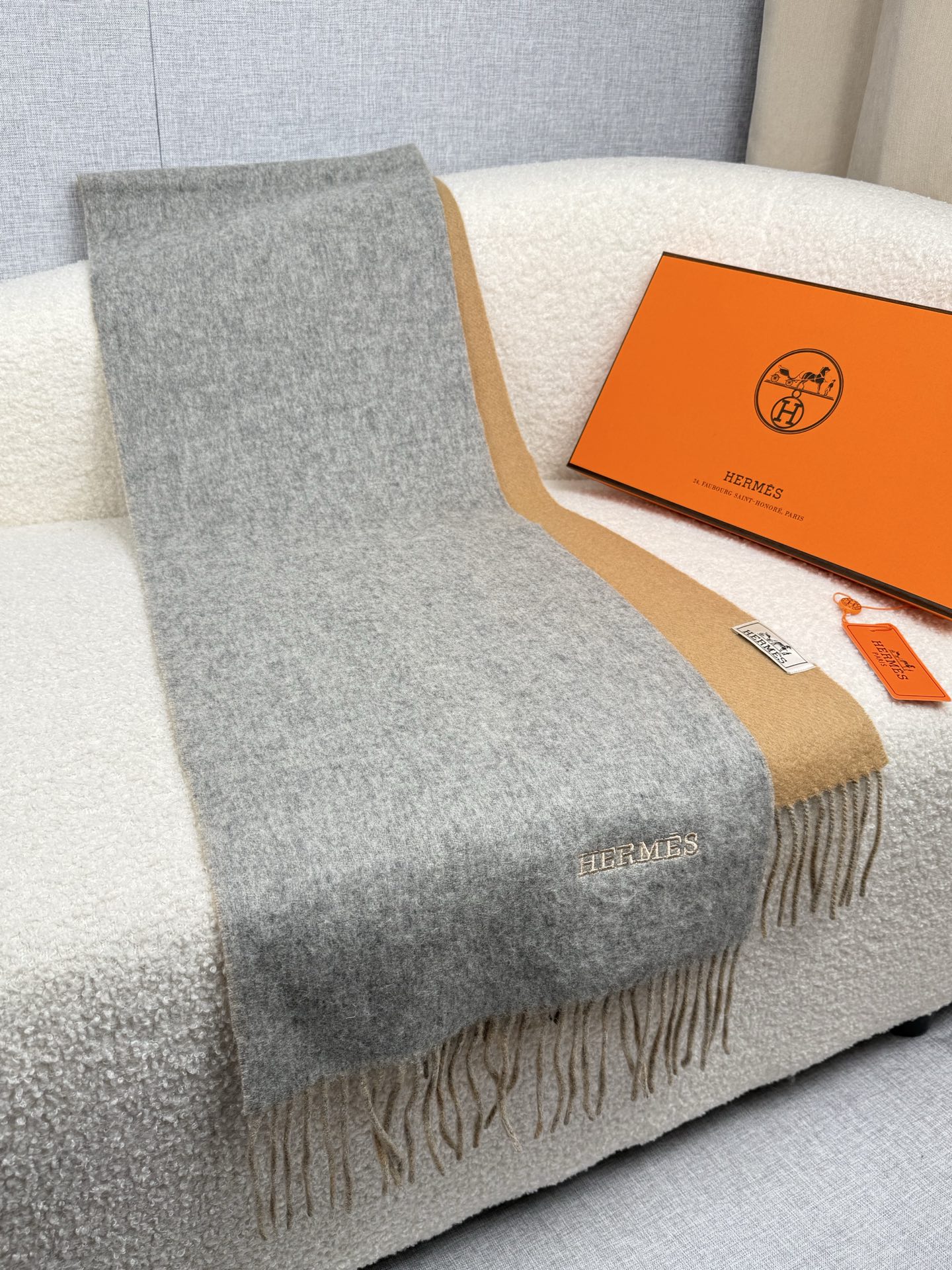 P。H家。【双面围巾】感觉有了它真心不会再爱了.QC手里扣下的.真正专柜正品.全部今年最新logo最新防