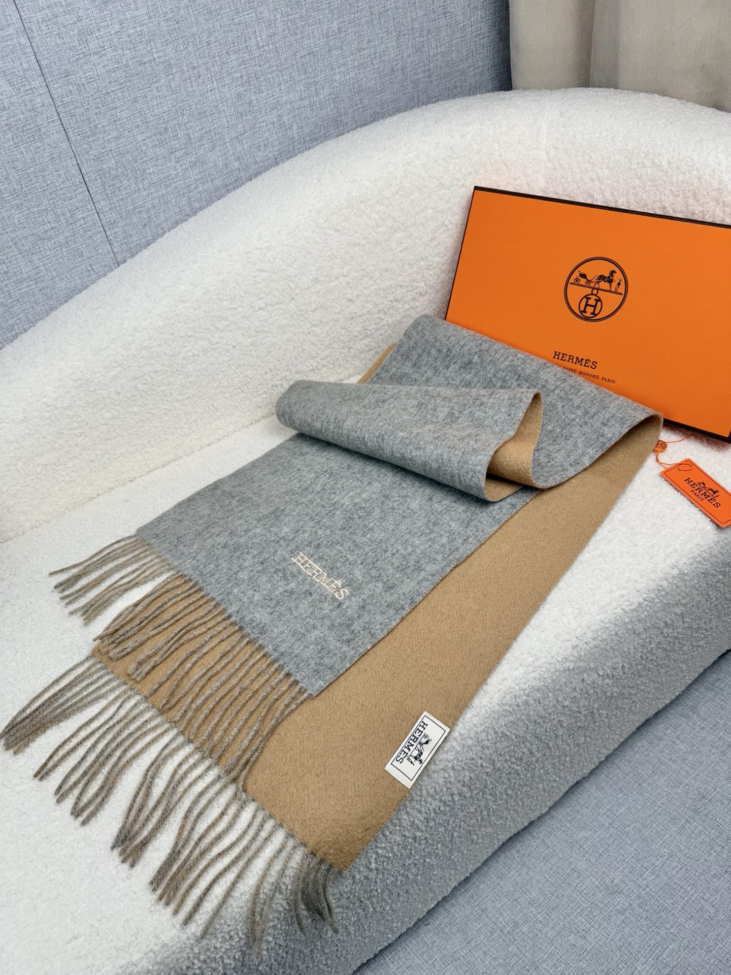 P。H家。【双面围巾】感觉有了它真心不会再爱了.QC手里扣下的.真正专柜正品.全部今年最新logo最新防