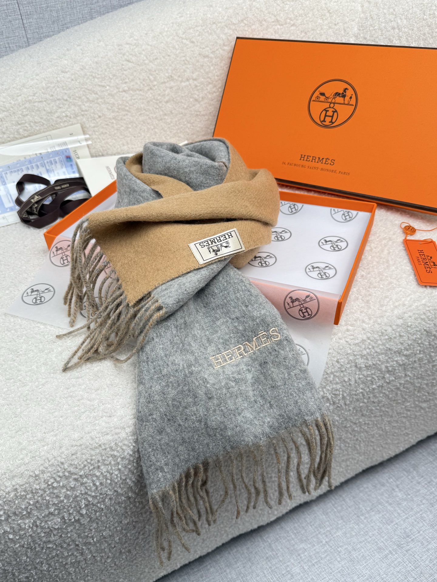 P。H家。【双面围巾】感觉有了它真心不会再爱了.QC手里扣下的.真正专柜正品.全部今年最新logo最新防