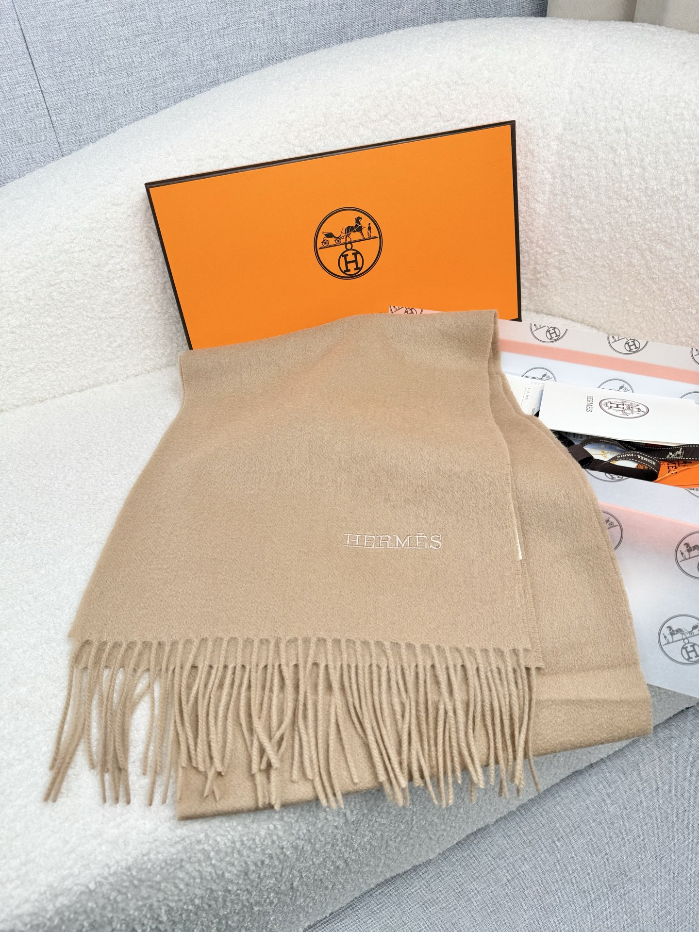 。。H家。【经典驼色-双面男士羊绒围巾】感觉有了它真心不会再爱了.QC手里扣下的.真正专柜正品.全部今年