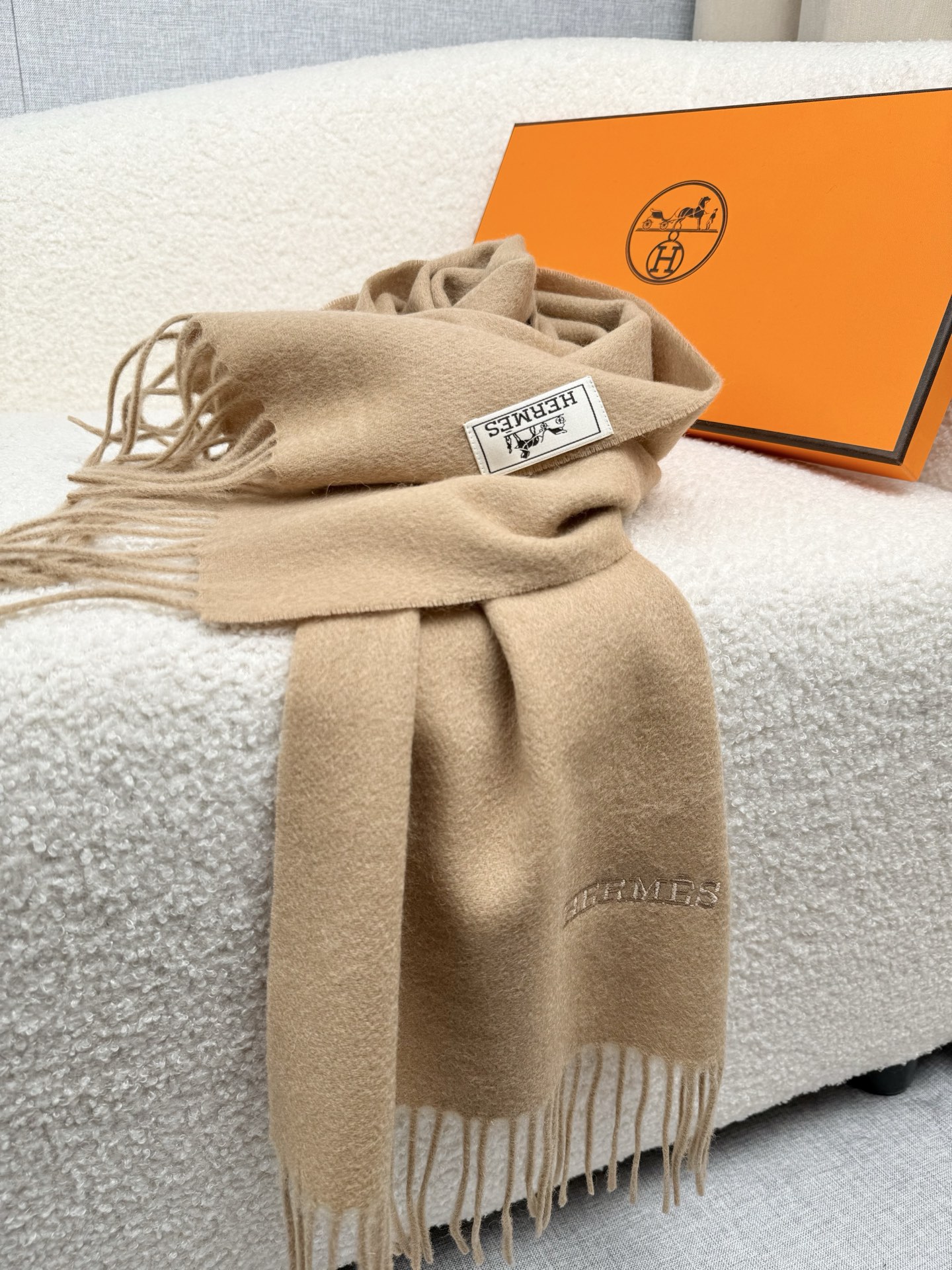 。。H家。【经典驼色-双面男士羊绒围巾】感觉有了它真心不会再爱了.QC手里扣下的.真正专柜正品.全部今年