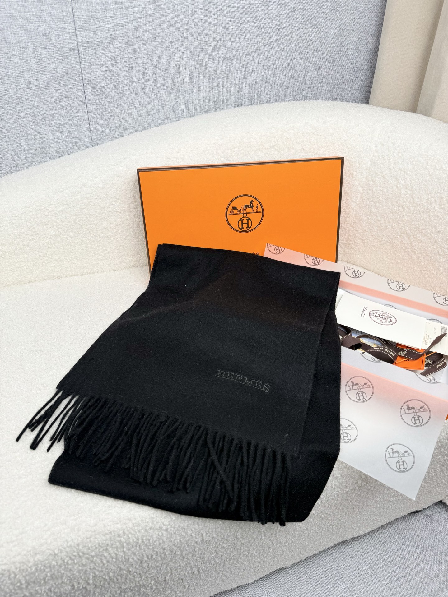 。。H家。【经典黑色-双面男士羊绒围巾】感觉有了它真心不会再爱了.QC手里扣下的.真正专柜正品.全部今年