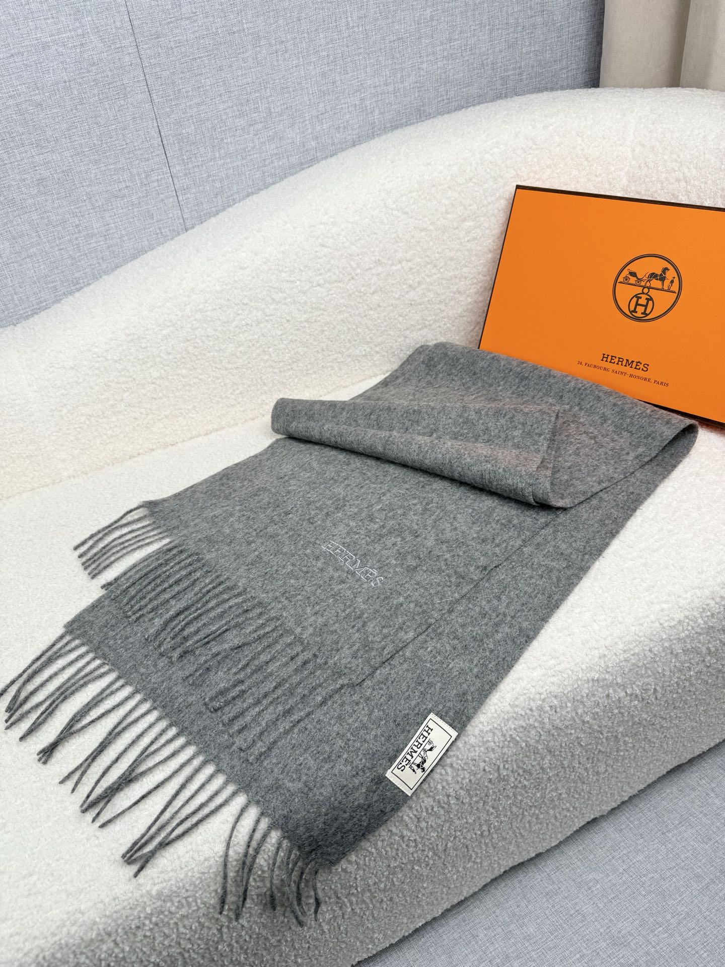 。。H家。【经典灰色-双面男士羊绒围巾】感觉有了它真心不会再爱了.QC手里扣下的.真正专柜正品.全部今年