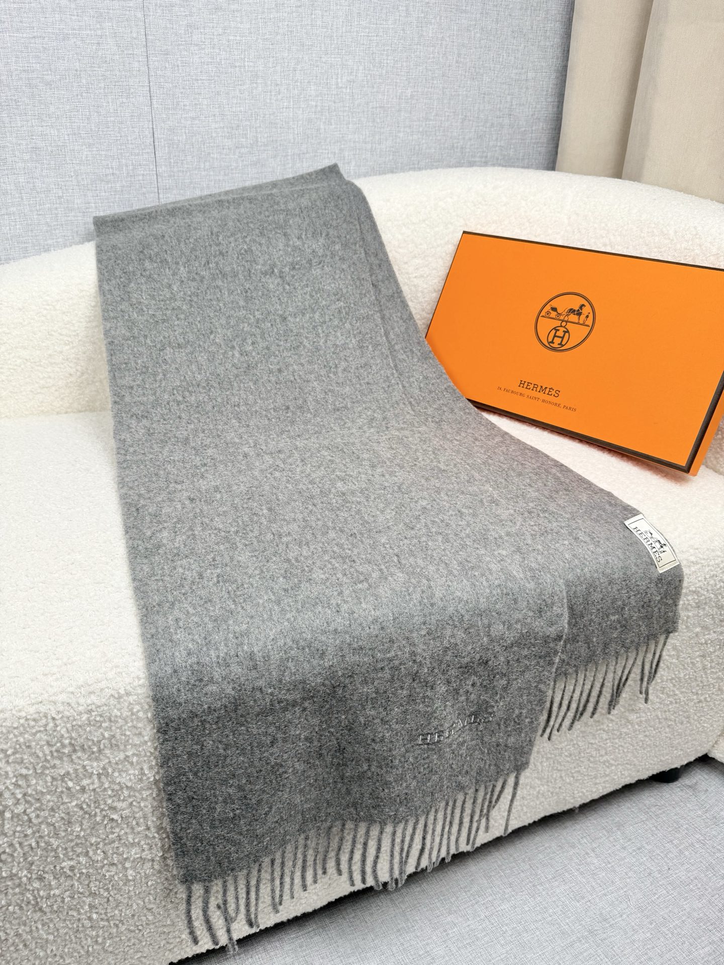。。H家。【经典灰色-双面男士羊绒围巾】感觉有了它真心不会再爱了.QC手里扣下的.真正专柜正品.全部今年