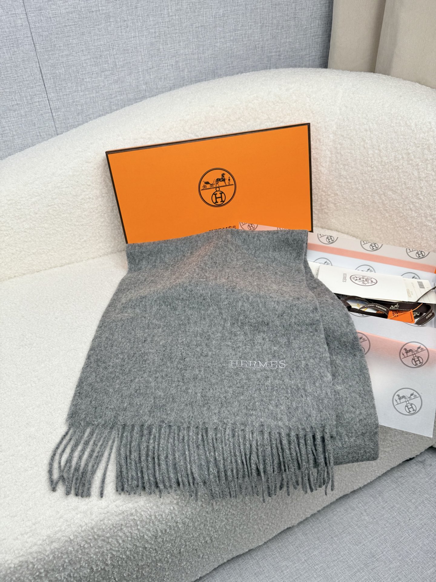 。。H家。【经典灰色-双面男士羊绒围巾】感觉有了它真心不会再爱了.QC手里扣下的.真正专柜正品.全部今年