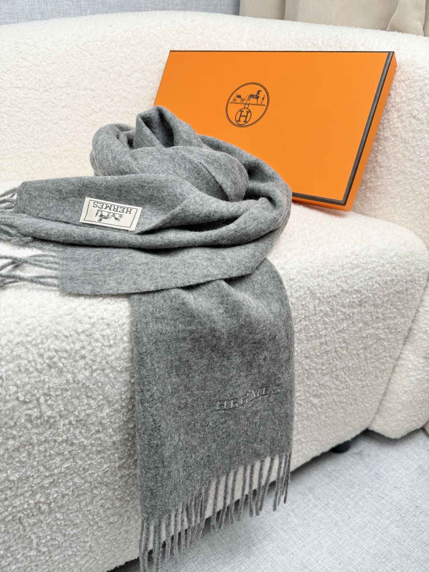 。。H家。【经典灰色-双面男士羊绒围巾】感觉有了它真心不会再爱了.QC手里扣下的.真正专柜正品.全部今年