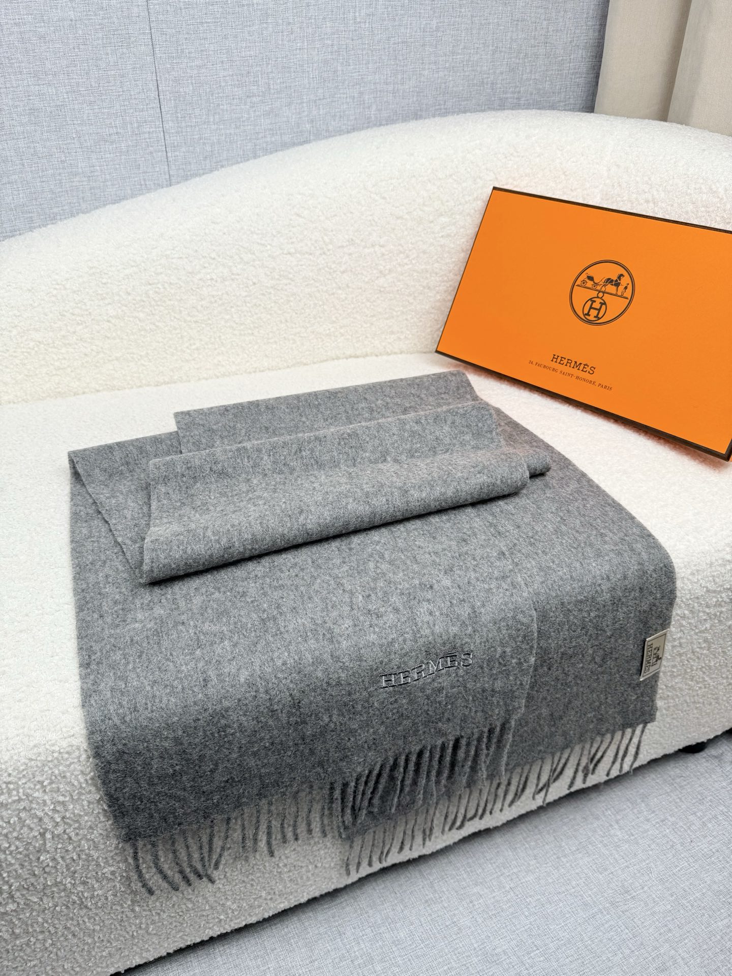 。。H家。【经典灰色-双面男士羊绒围巾】感觉有了它真心不会再爱了.QC手里扣下的.真正专柜正品.全部今年