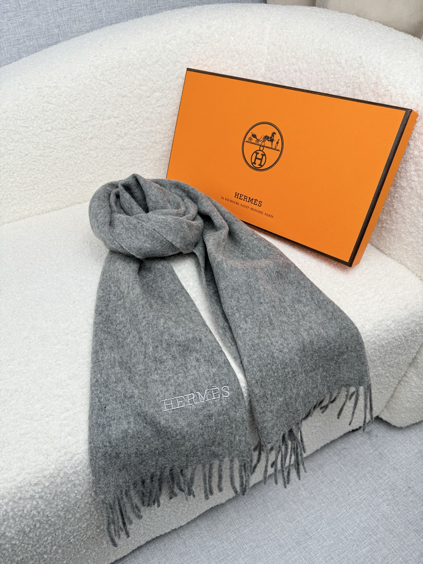 。。H家。【经典灰色-双面男士羊绒围巾】感觉有了它真心不会再爱了.QC手里扣下的.真正专柜正品.全部今年