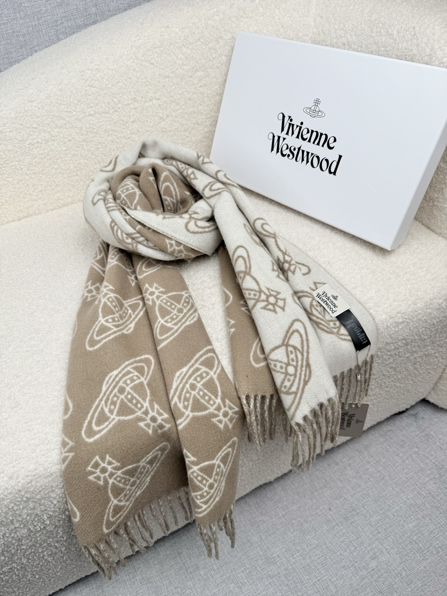 。。西太后。【满印土星-双面提花围巾】这款围巾真的超绝！手感满分！不是传统的平面机织制品，而是凹凸有致的