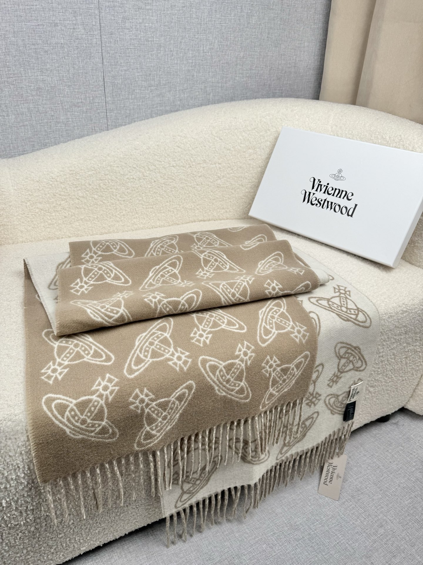 。。西太后。【满印土星-双面提花围巾】这款围巾真的超绝！手感满分！不是传统的平面机织制品，而是凹凸有致的