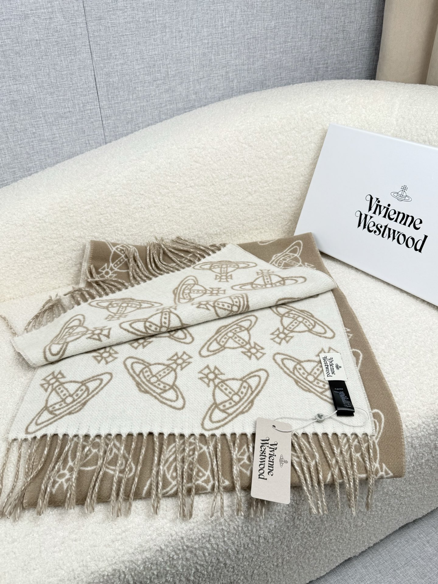 。。西太后。【满印土星-双面提花围巾】这款围巾真的超绝！手感满分！不是传统的平面机织制品，而是凹凸有致的