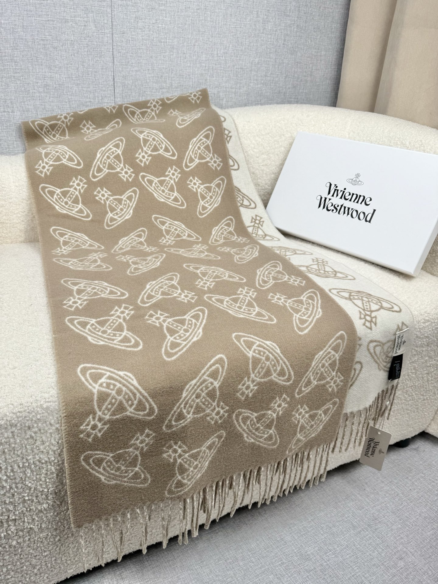 。。西太后。【满印土星-双面提花围巾】这款围巾真的超绝！手感满分！不是传统的平面机织制品，而是凹凸有致的