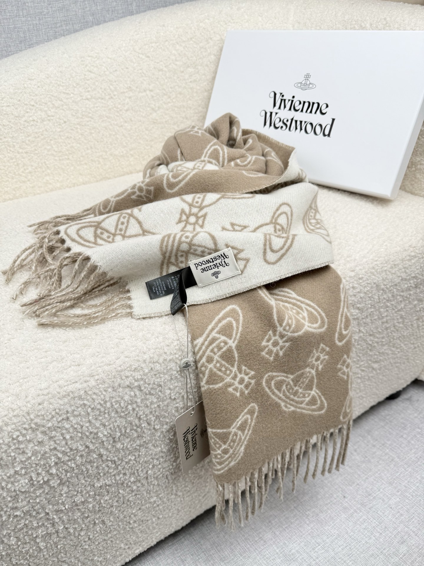 。。西太后。【满印土星-双面提花围巾】这款围巾真的超绝！手感满分！不是传统的平面机织制品，而是凹凸有致的