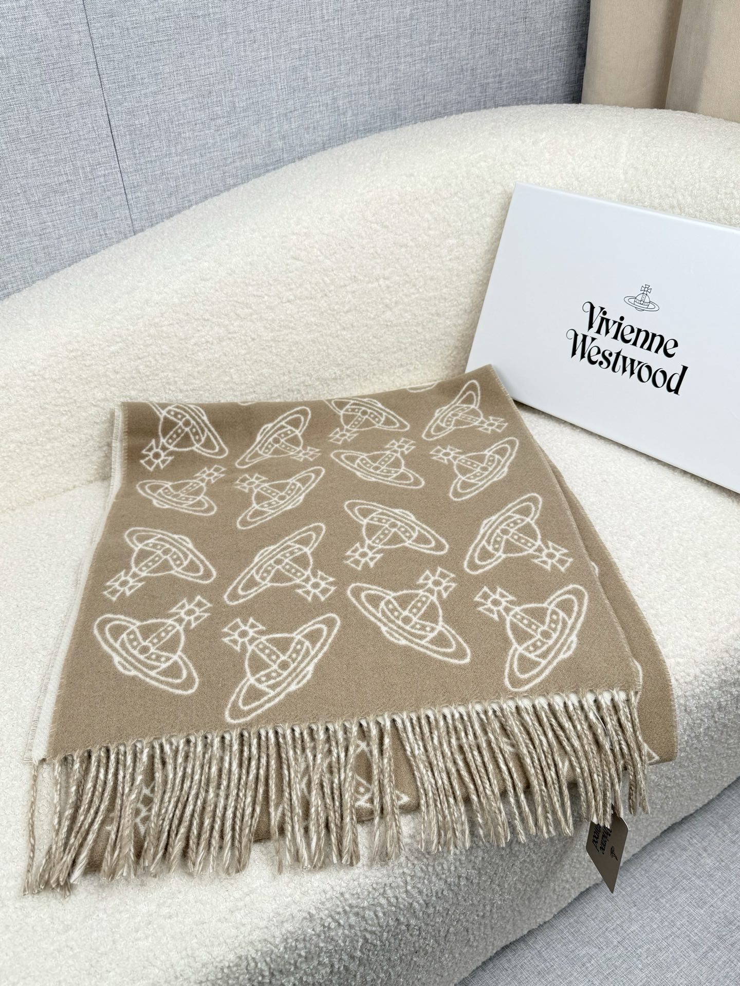 。。西太后。【满印土星-双面提花围巾】这款围巾真的超绝！手感满分！不是传统的平面机织制品，而是凹凸有致的